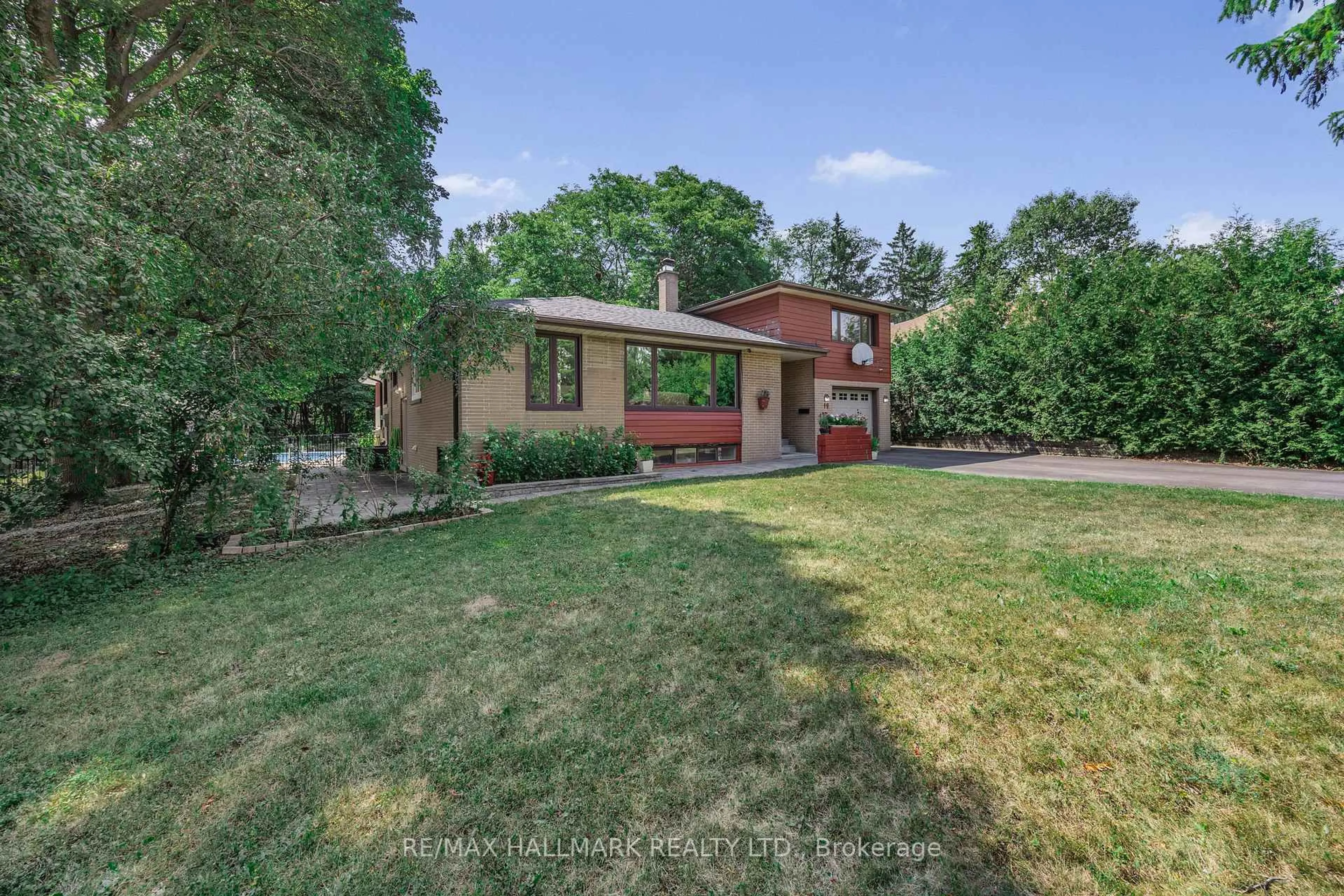 A pic from outside/outdoor area/front of a property/back of a property/a pic from drone, street for 19 Talwood Dr, Toronto Ontario M3B 2P4