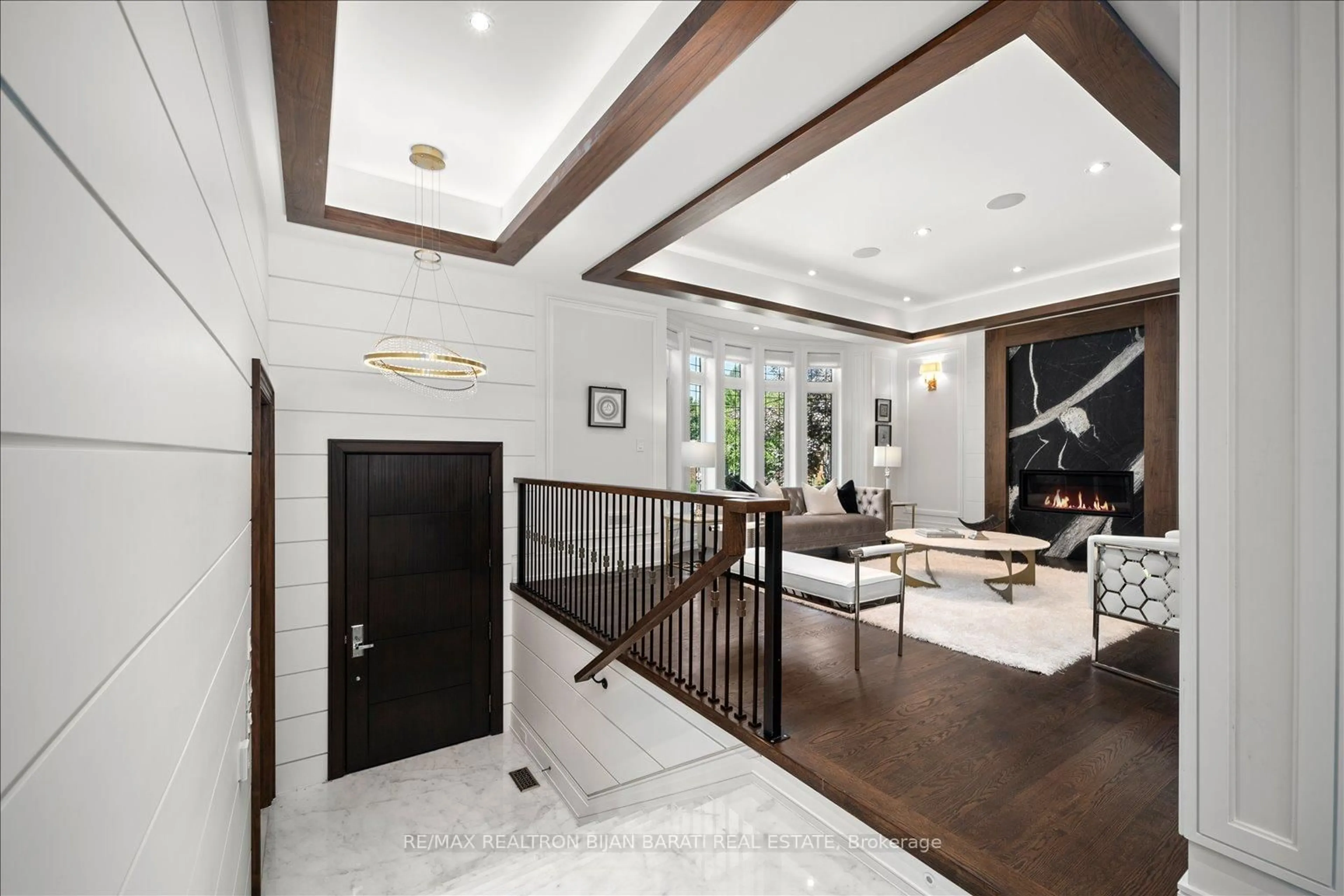 Indoor foyer for 185 Maxome Ave, Toronto Ontario M2M 3L1