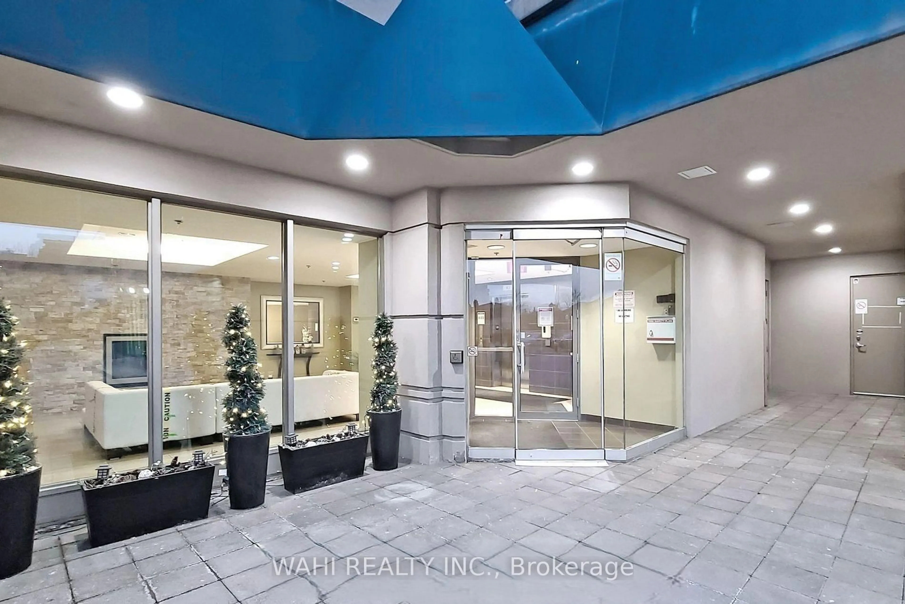 Indoor foyer for 920 Sheppard Ave #210, Toronto Ontario M3H 0A2