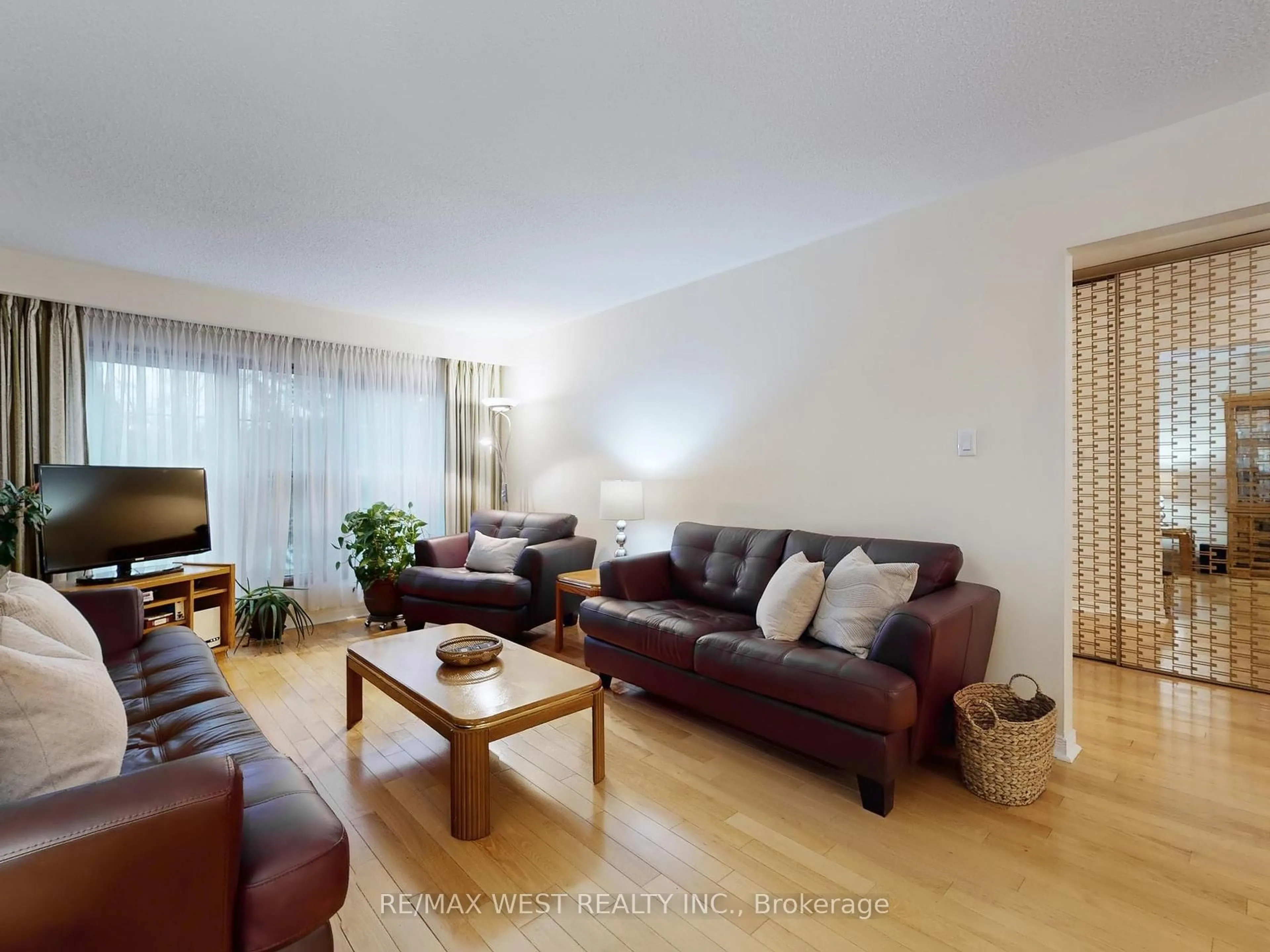 Living room with furniture, wood/laminate floor for 14 Chalet Rd, Toronto Ontario M2J 3V4