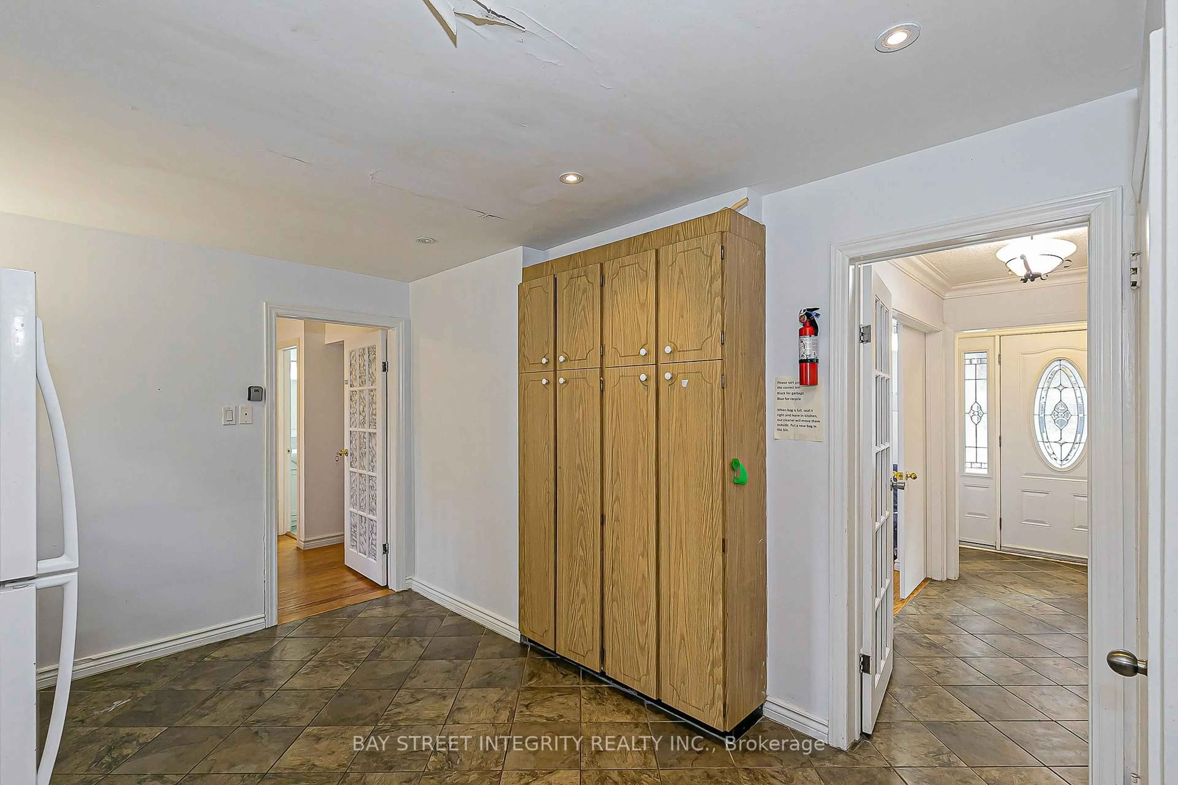 Indoor entryway for 160 Cummer Ave, Toronto Ontario M2M 2E7