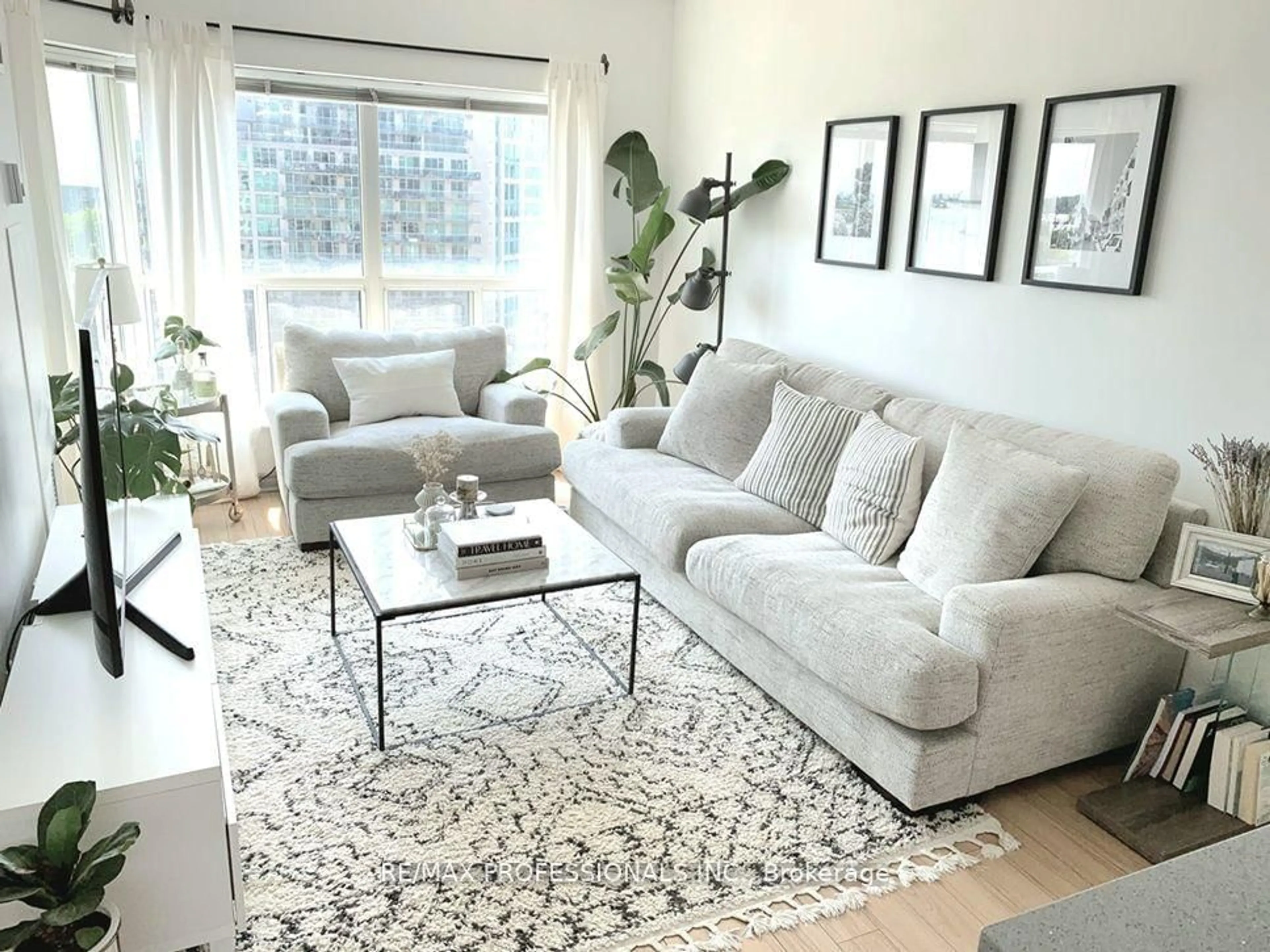 Living room with furniture, carpet floor for 600 Queens Quay #1028, Toronto Ontario M5V 3M3