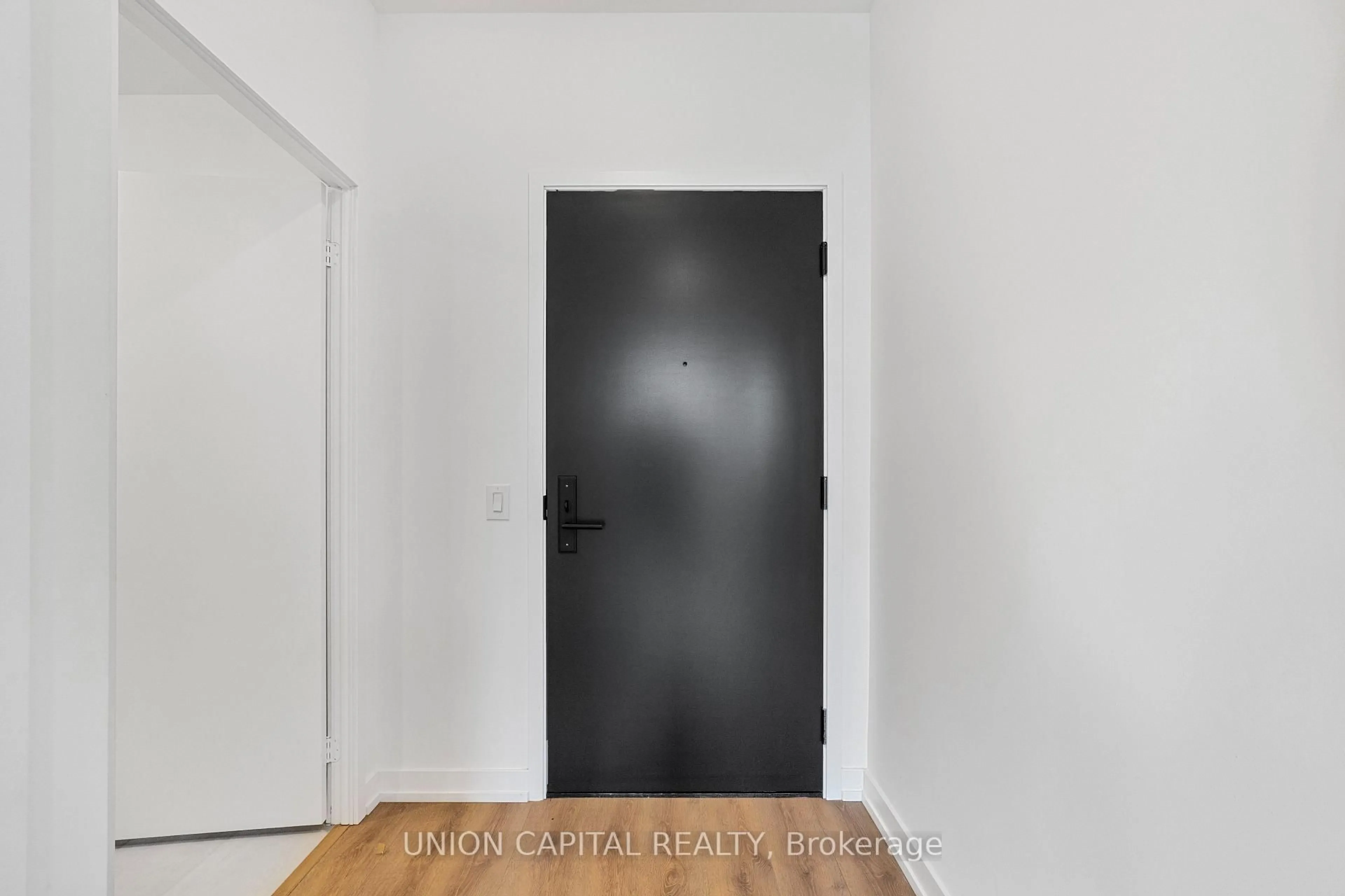 Indoor entryway for 500 Dupont St #306, Toronto Ontario M6G 0B8