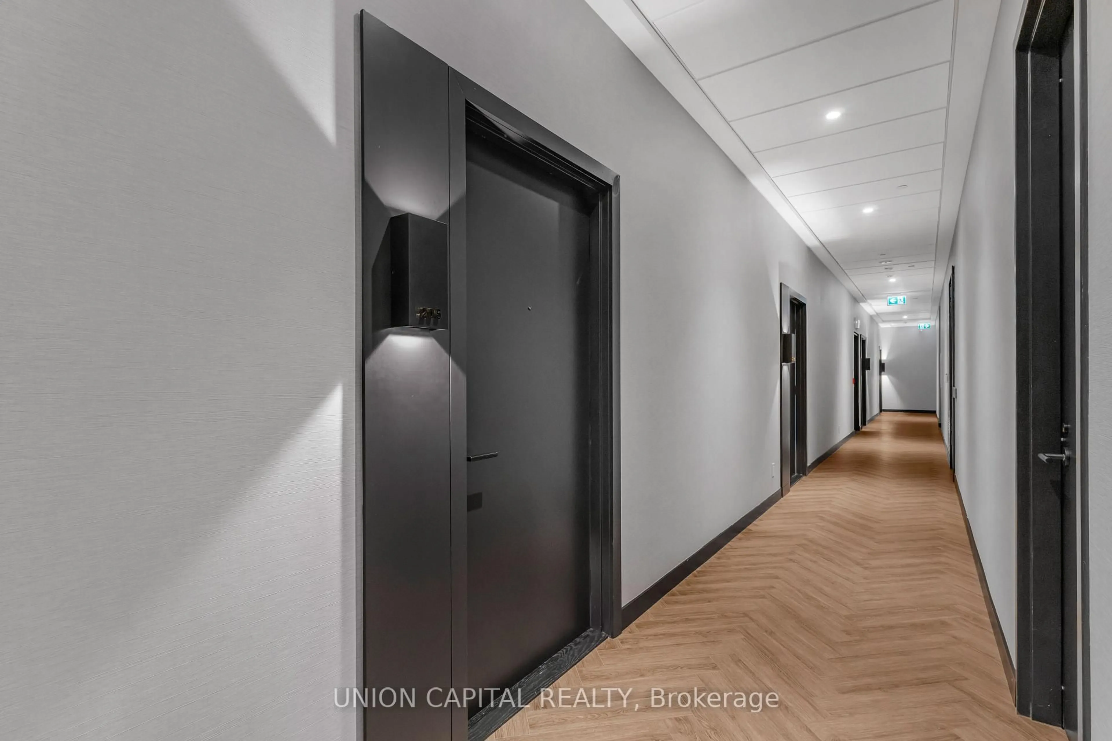 Indoor foyer for 500 Dupont St #205, Toronto Ontario M6G 0B8