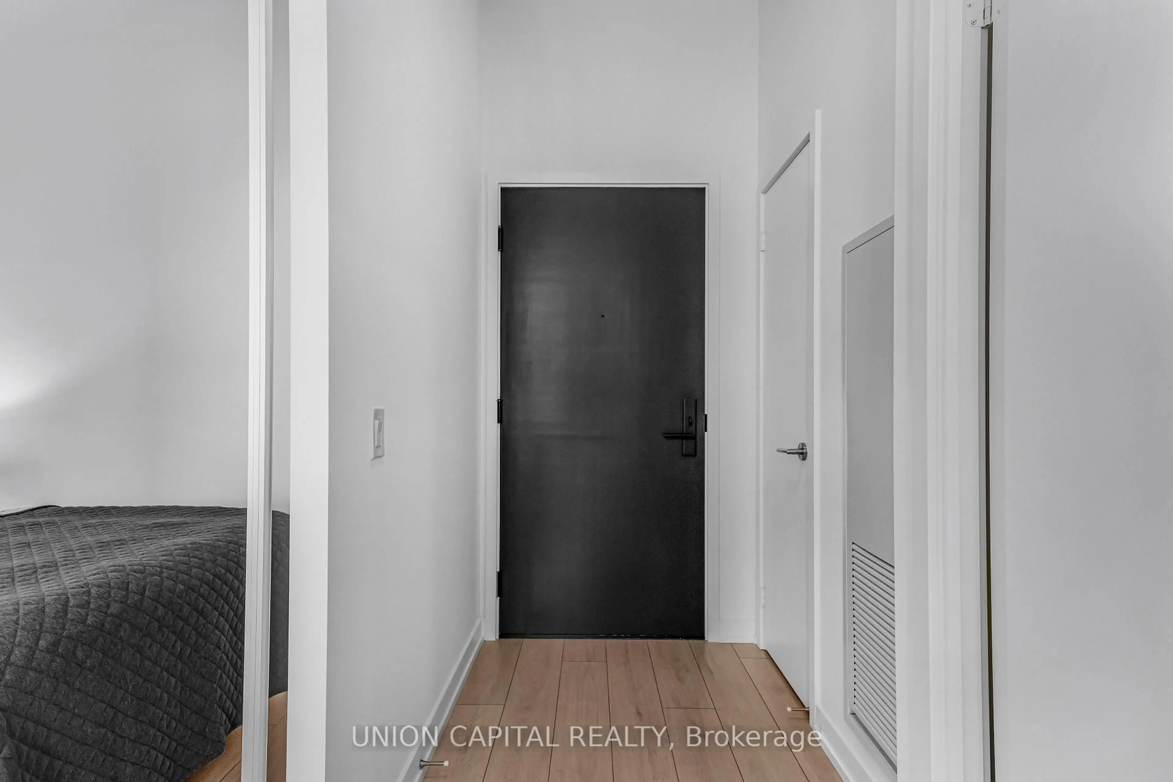 Indoor entryway for 500 Dupont St #205, Toronto Ontario M6G 0B8