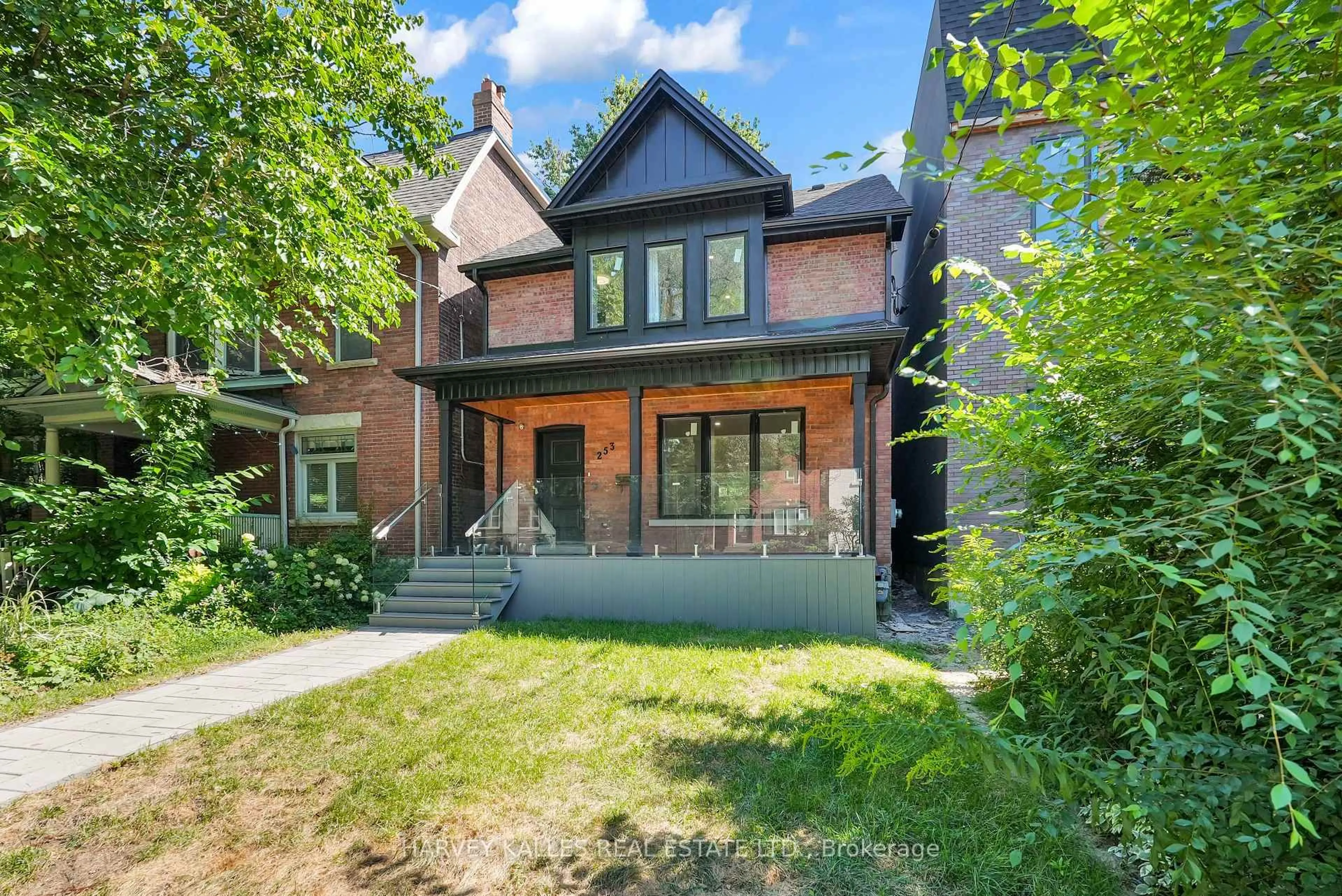 Home with brick exterior material, street for 253 Albany Ave, Toronto Ontario M5R 3C7