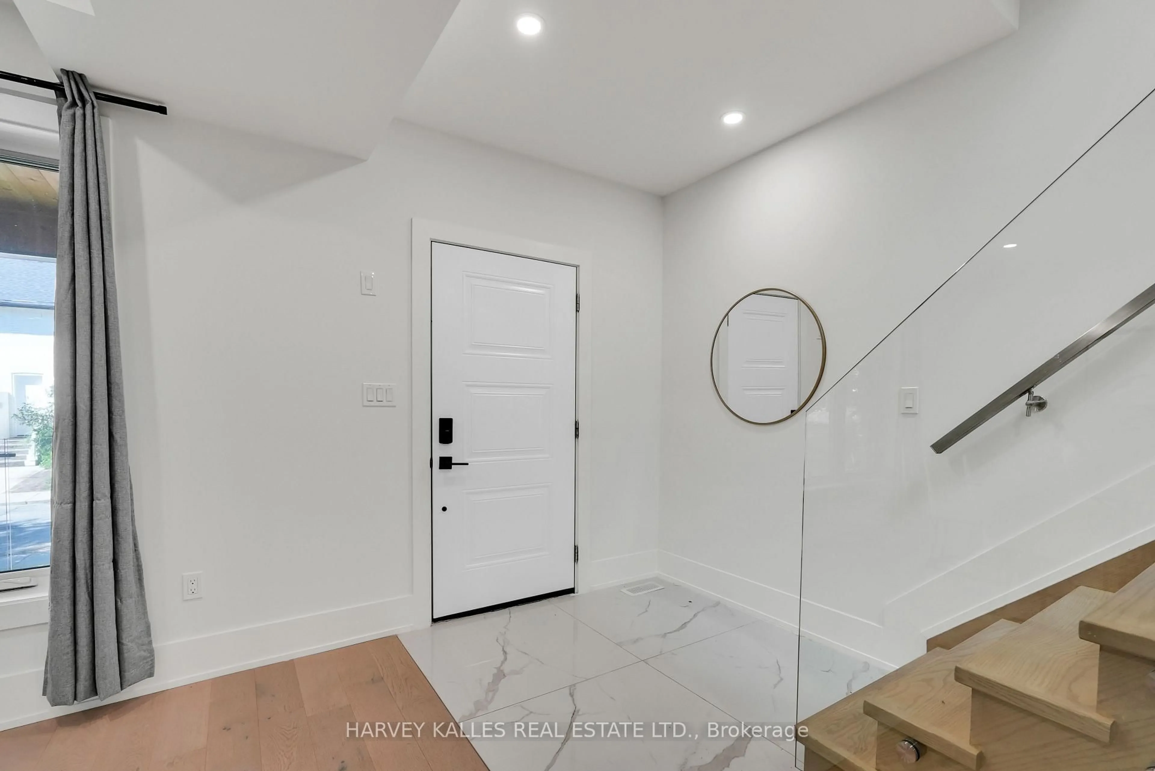Indoor entryway for 253 Albany Ave, Toronto Ontario M5R 3C7