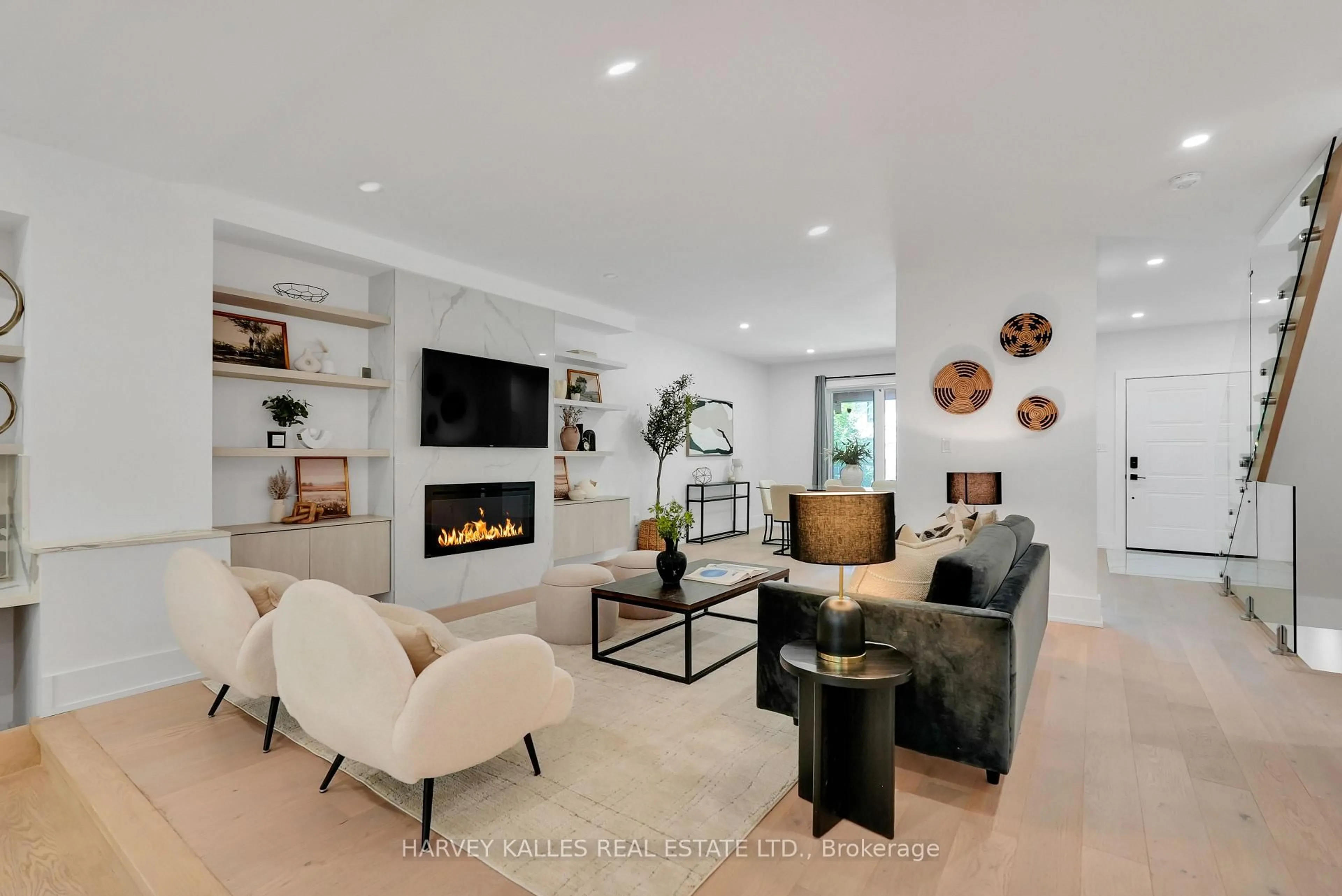 Living room with furniture, ceramic/tile floor for 253 Albany Ave, Toronto Ontario M5R 3C7