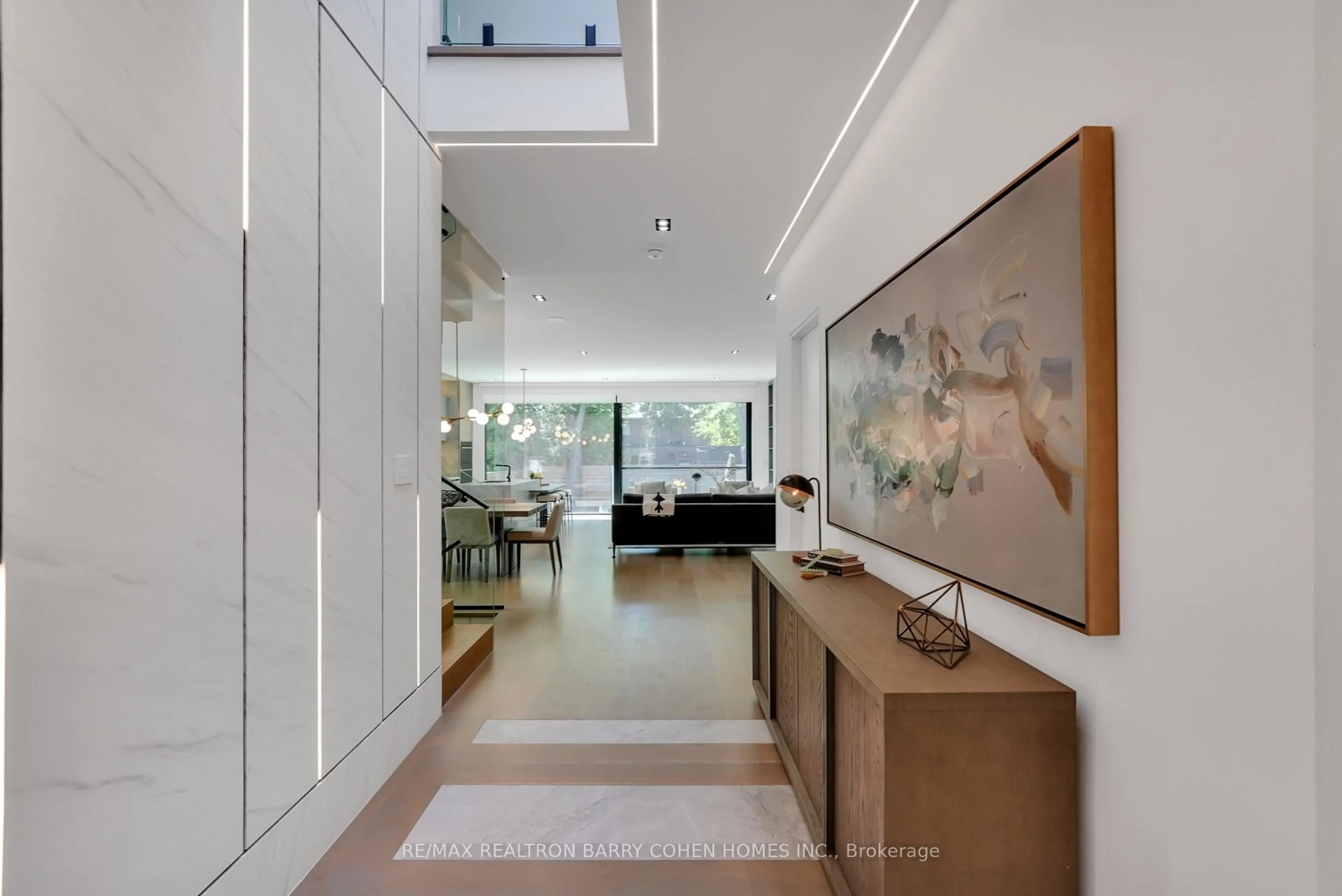 Indoor foyer for 52 Elmsthorpe Ave, Toronto Ontario M5P 2L7