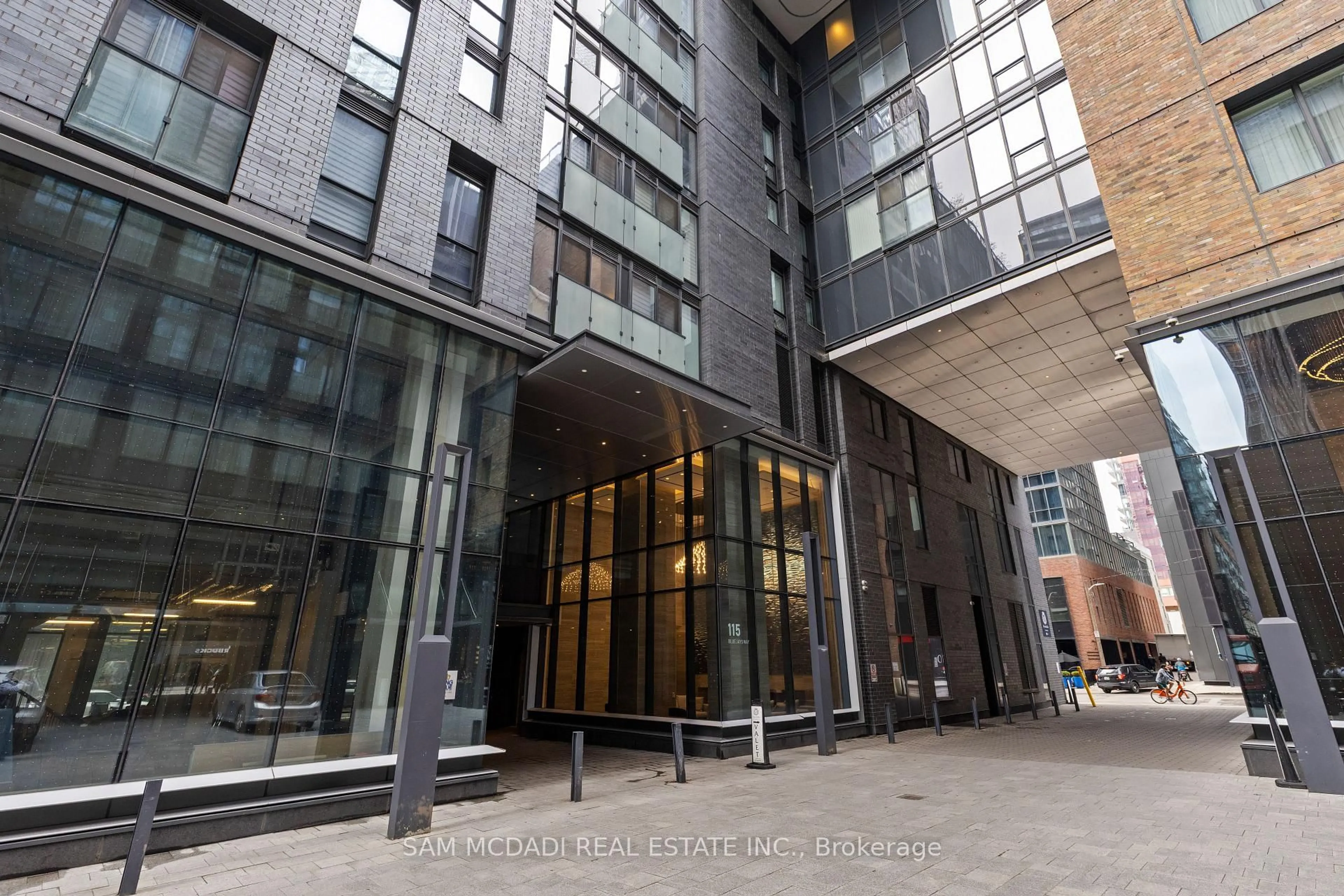 Indoor foyer for 115 Blue Jays Way #310, Toronto Ontario M5V 0N4