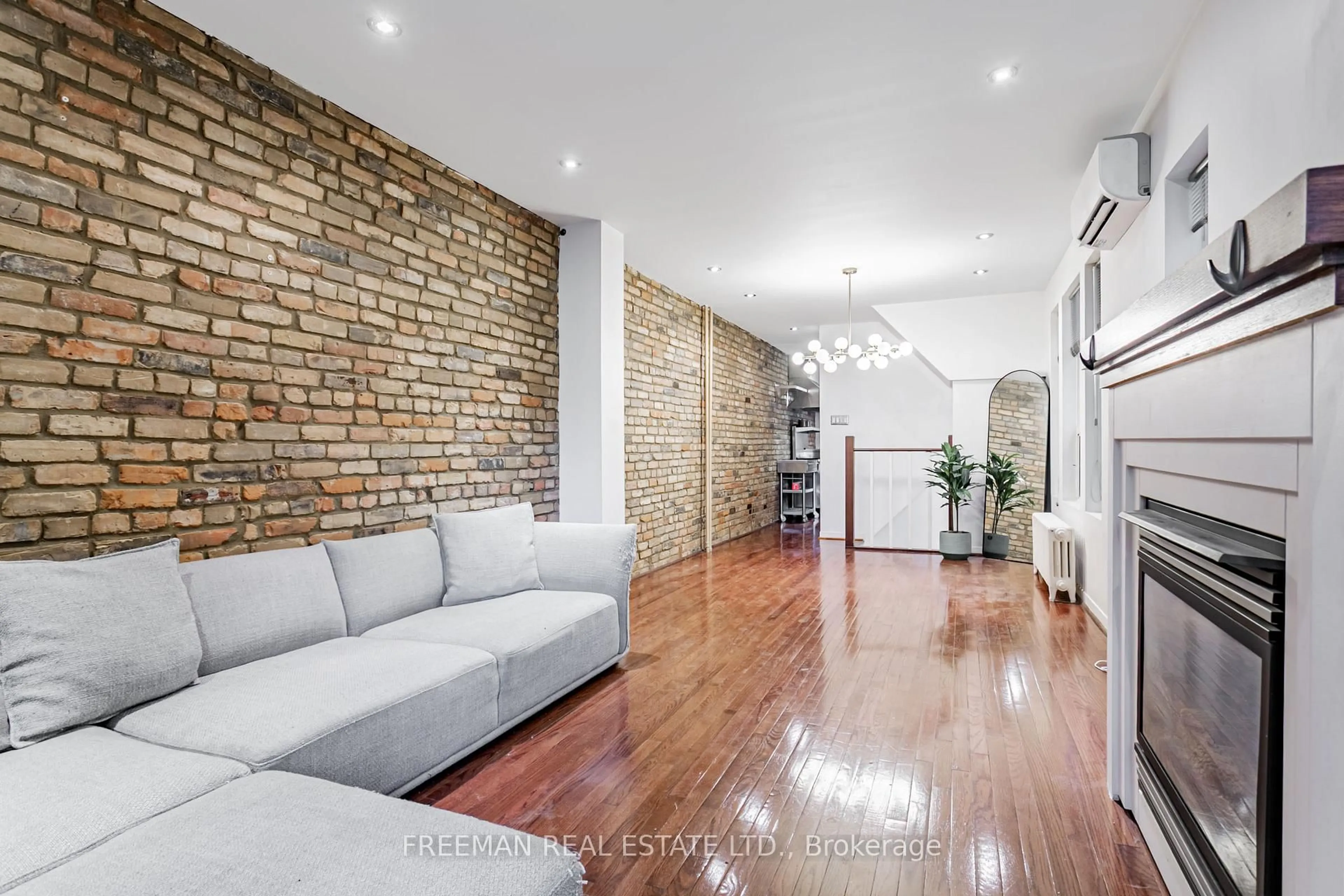 Unknown for 490 Montrose Ave, Toronto Ontario M6G 3H1