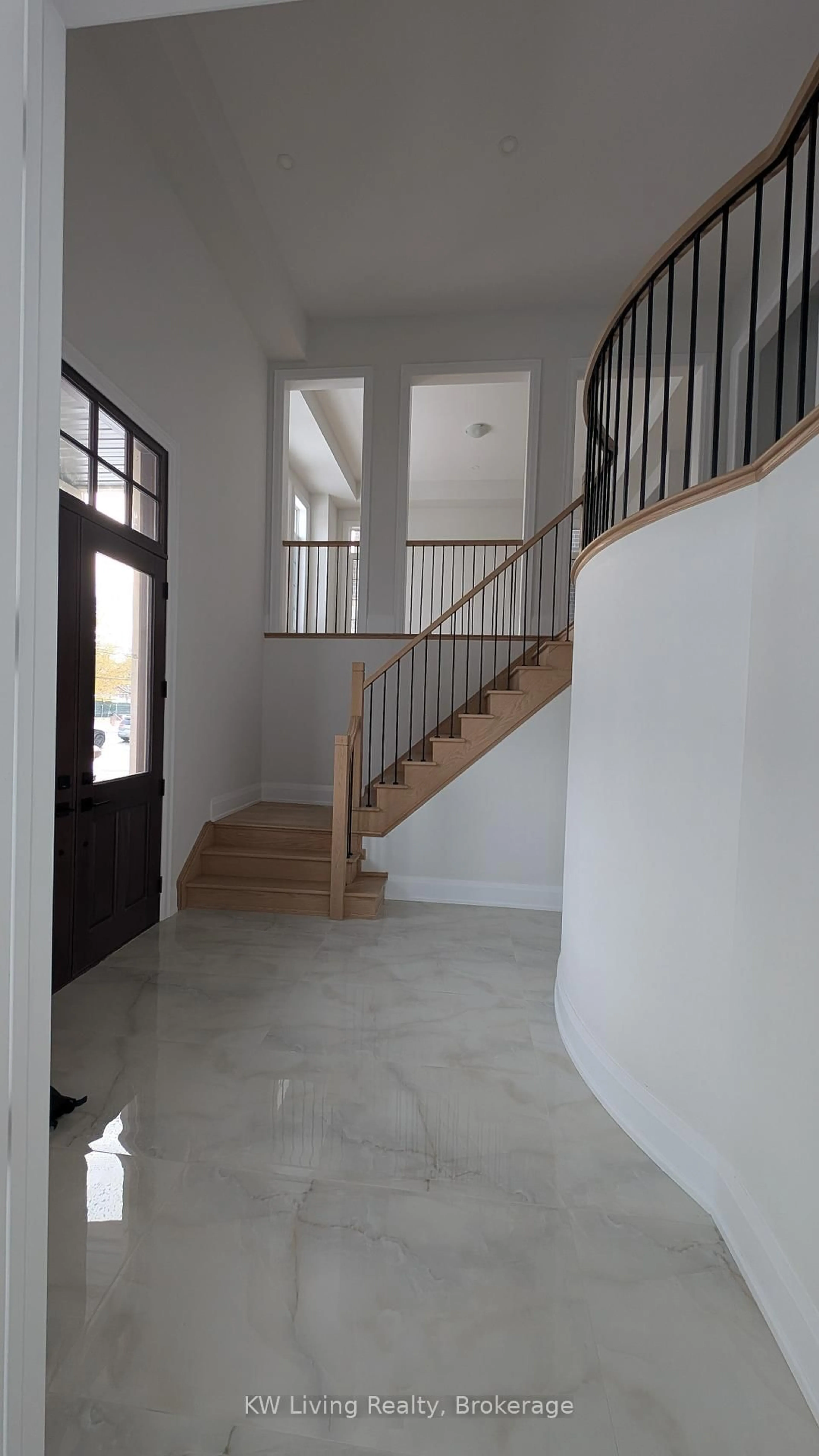Indoor foyer for 166 Cummer Ave, Toronto Ontario M2M 0B7