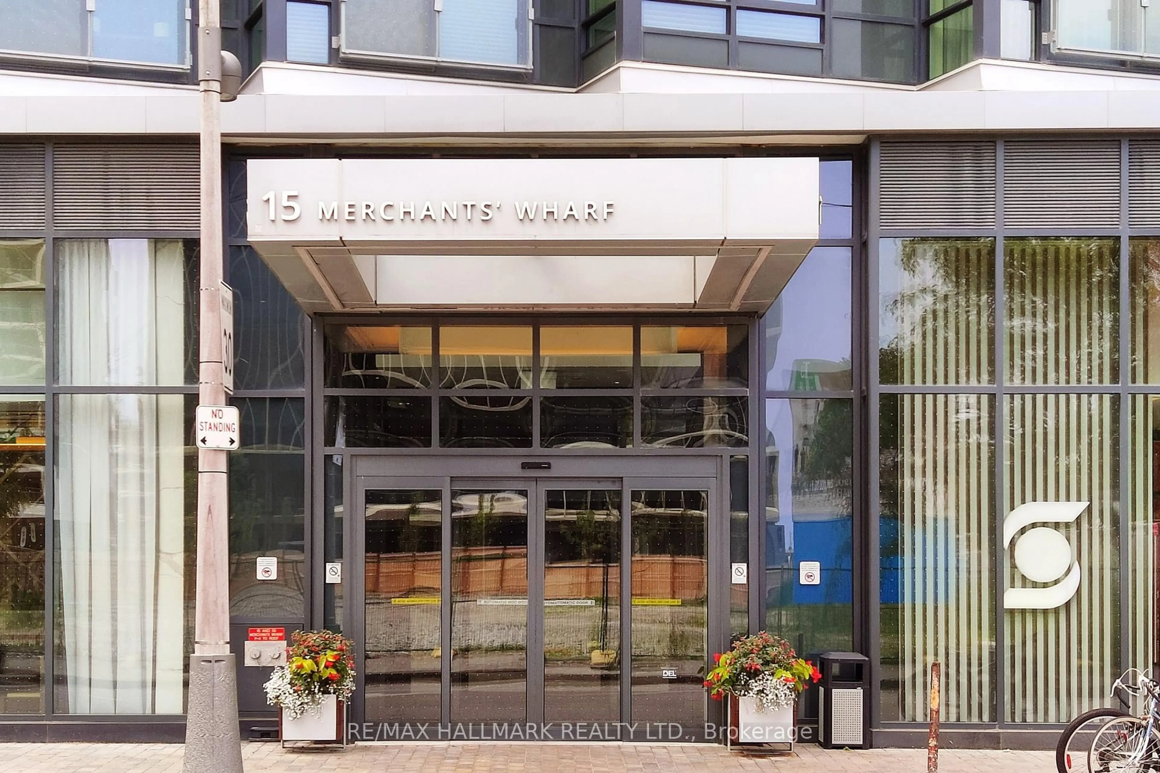 Indoor foyer for 15 Merchants' Wharf #544, Toronto Ontario M5A 0N8