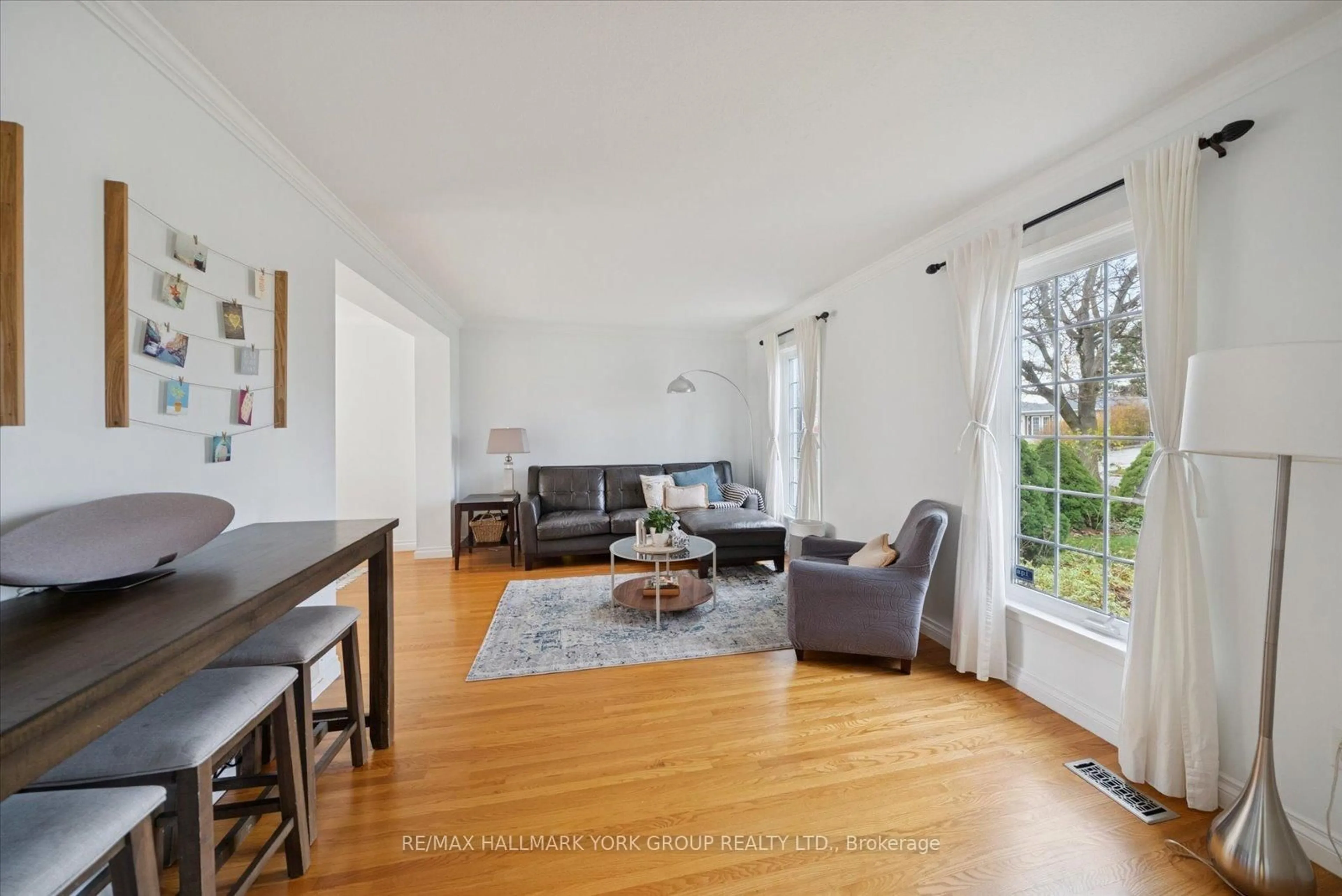 Living room with furniture, wood/laminate floor for 59 Grove Park Cres, Toronto Ontario M2J 2C7