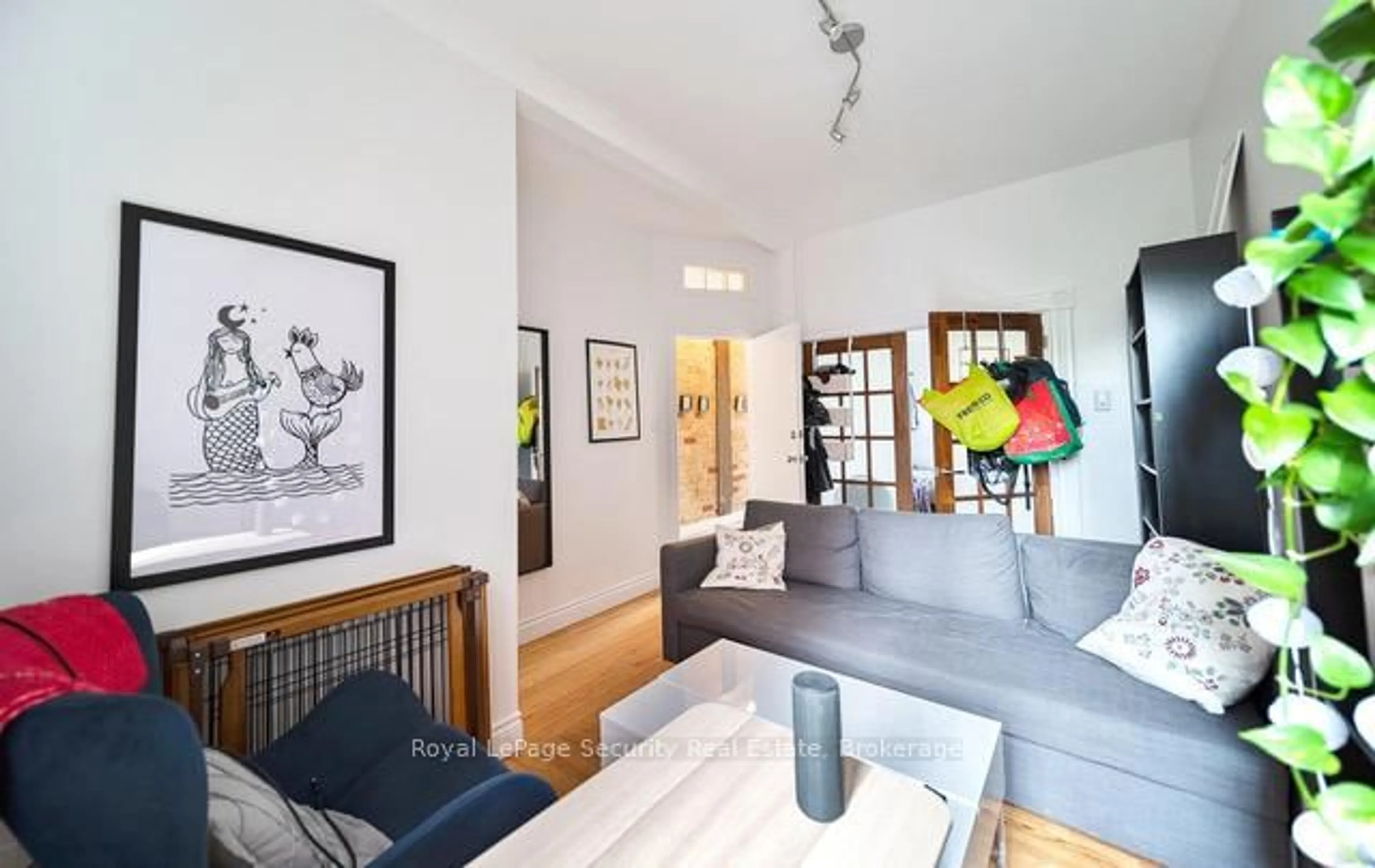 Living room with furniture, unknown for 410 Manning Ave, Toronto Ontario M6G 2V7