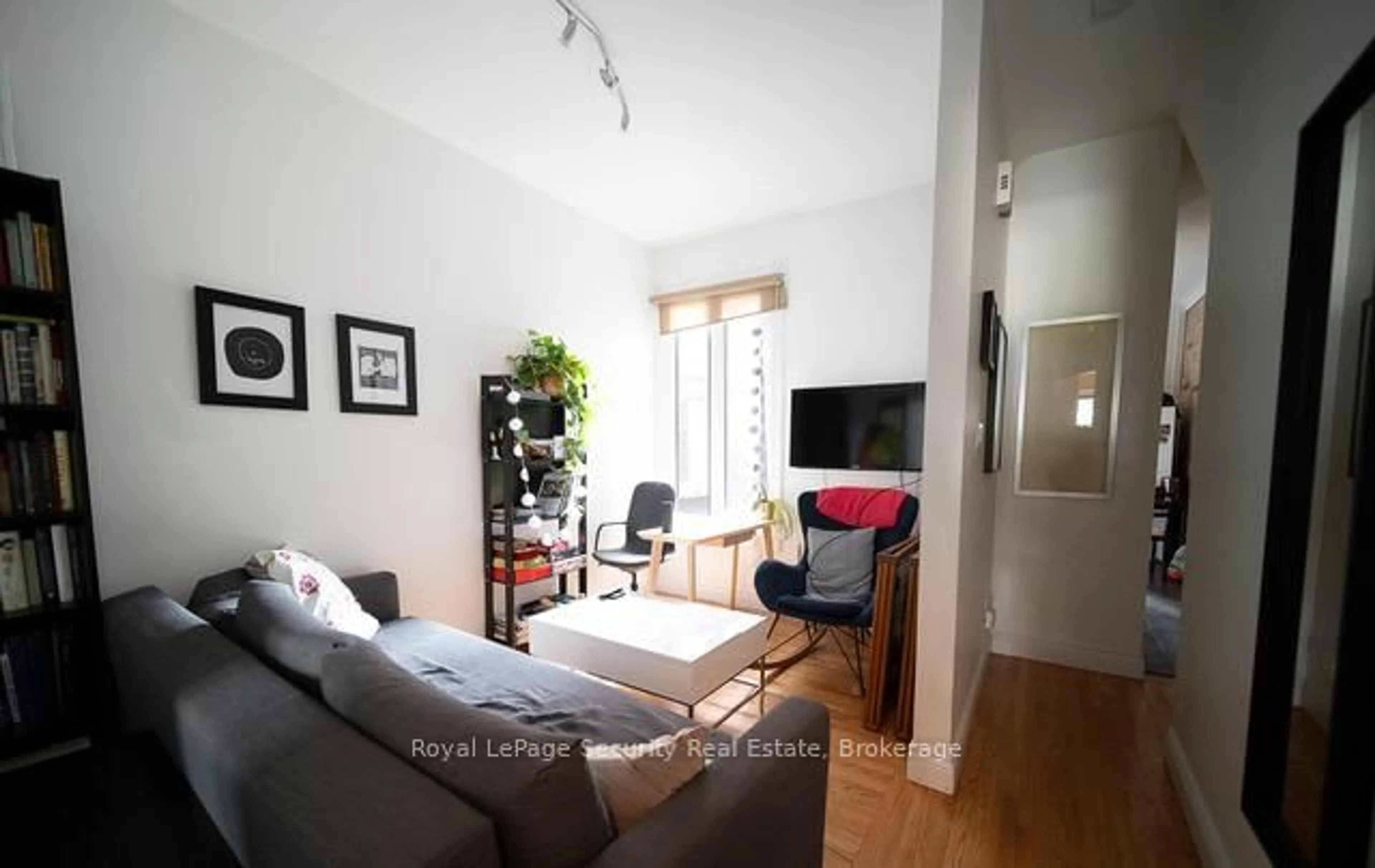 Living room with furniture, unknown for 410 Manning Ave, Toronto Ontario M6G 2V7