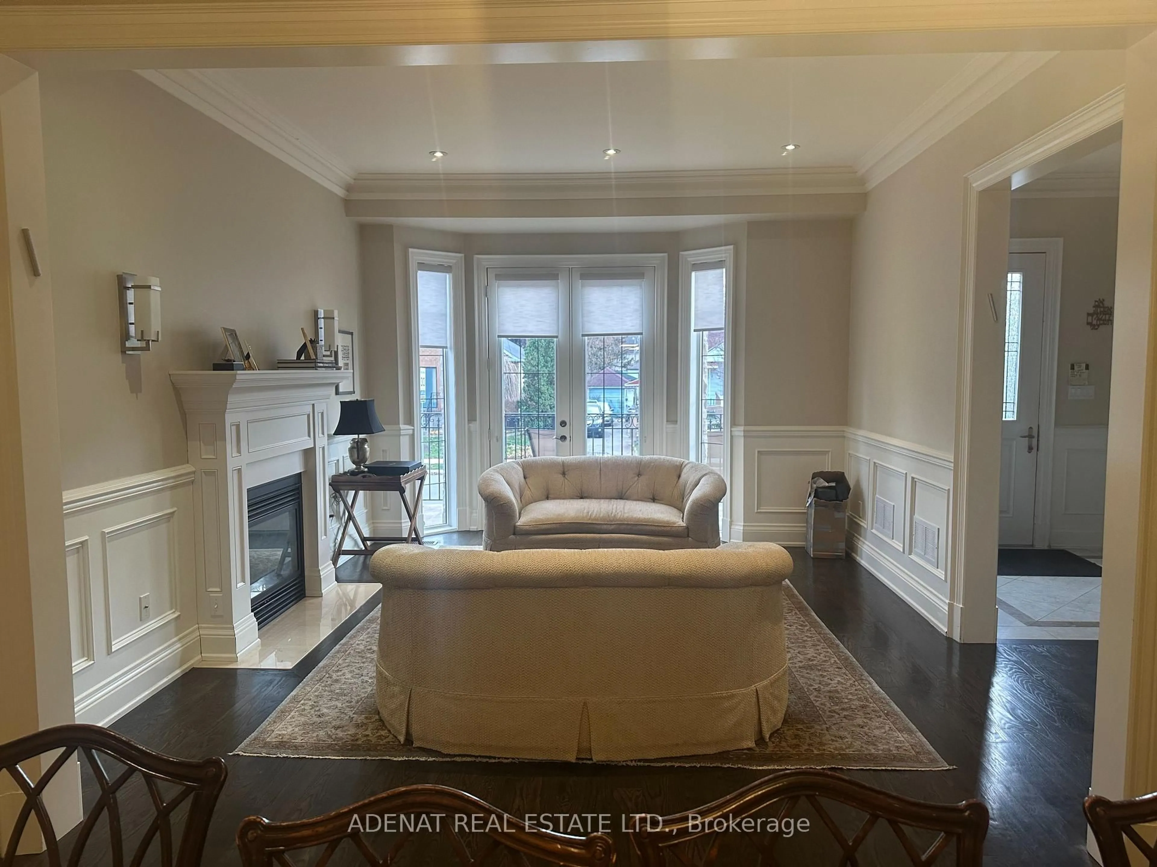 Living room with furniture, unknown for 622 Coldstream Ave, Toronto Ontario M6B 2L2