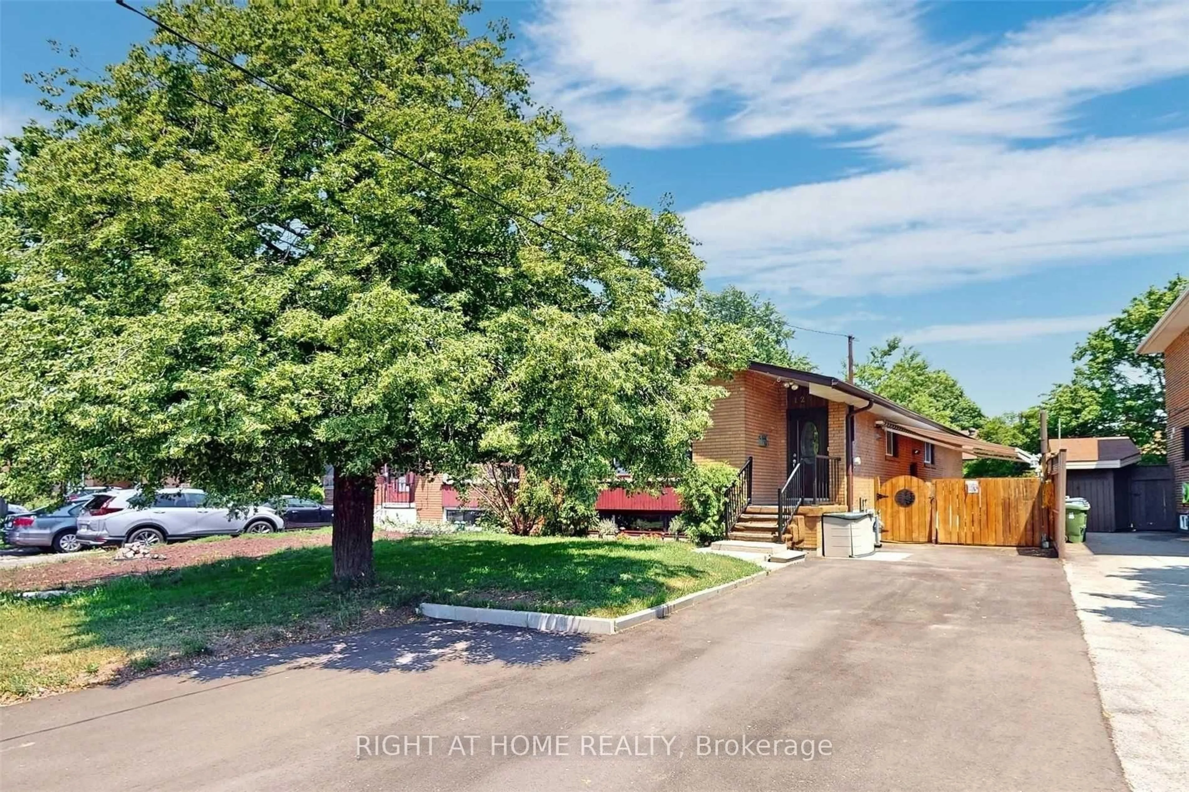 A pic from outside/outdoor area/front of a property/back of a property/a pic from drone, street for 125 Fortrose Cres, Toronto Ontario M3A 2H2