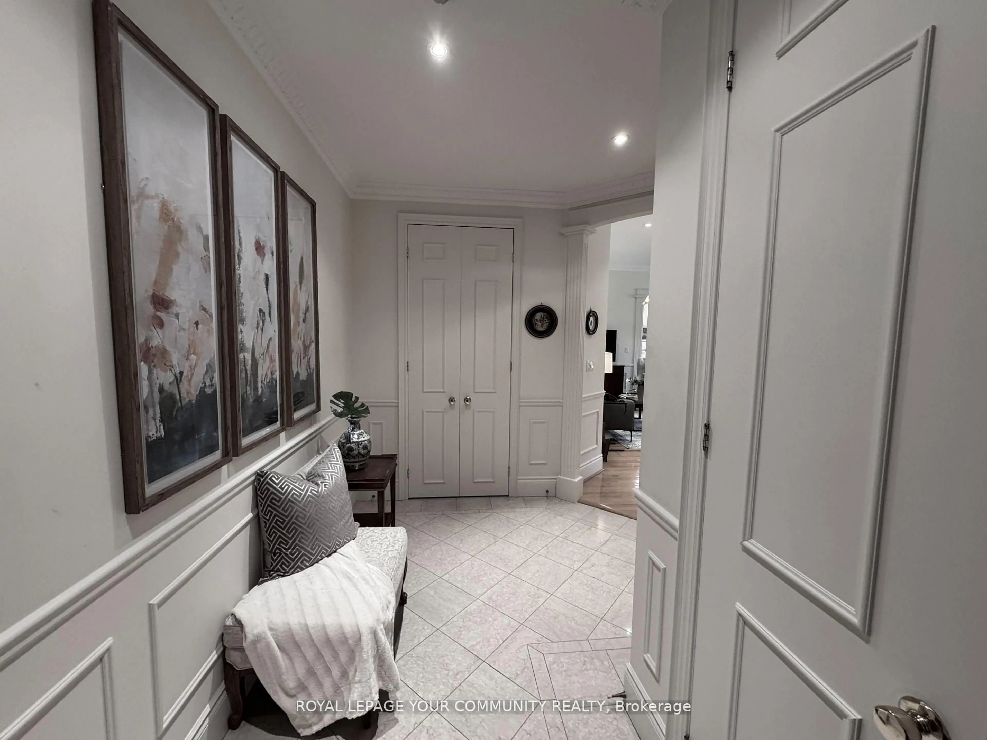 Indoor foyer for 88 Grandview Way #112, Toronto Ontario M2N 6V6