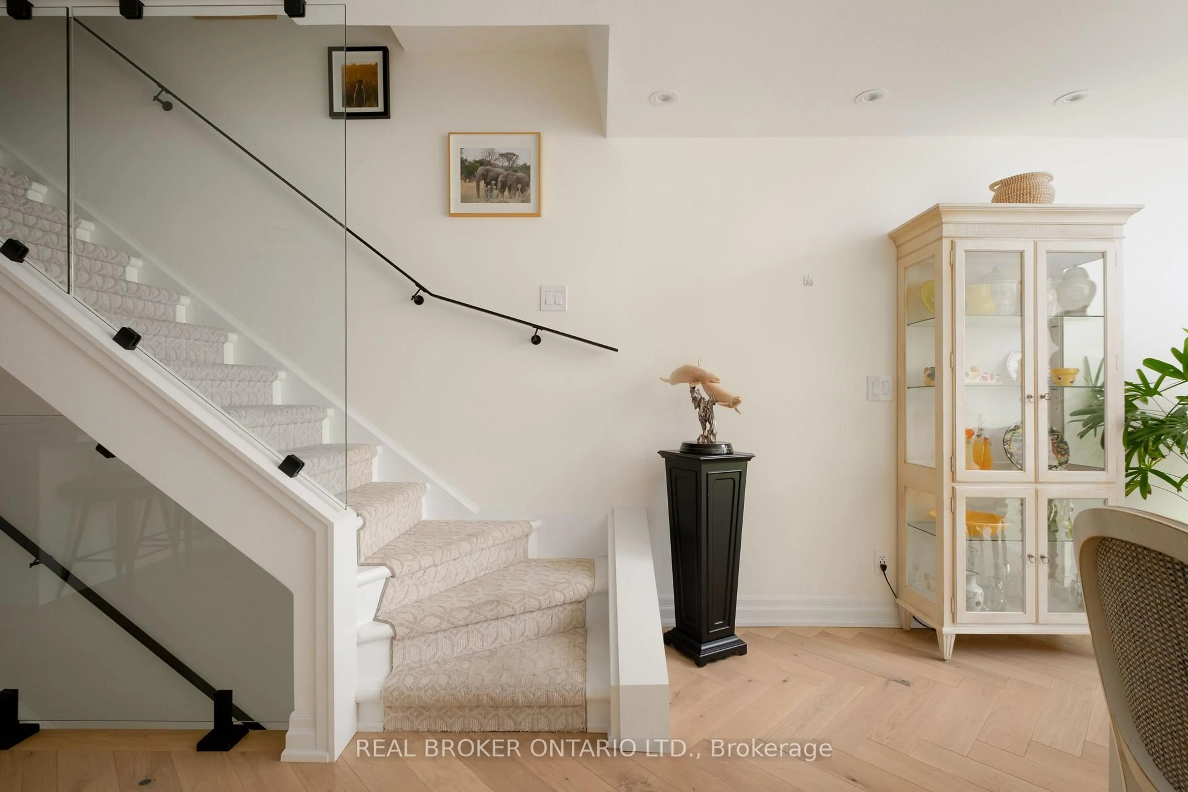 Indoor foyer for 187 Sherwood Ave #B, Toronto Ontario M4P 2A9