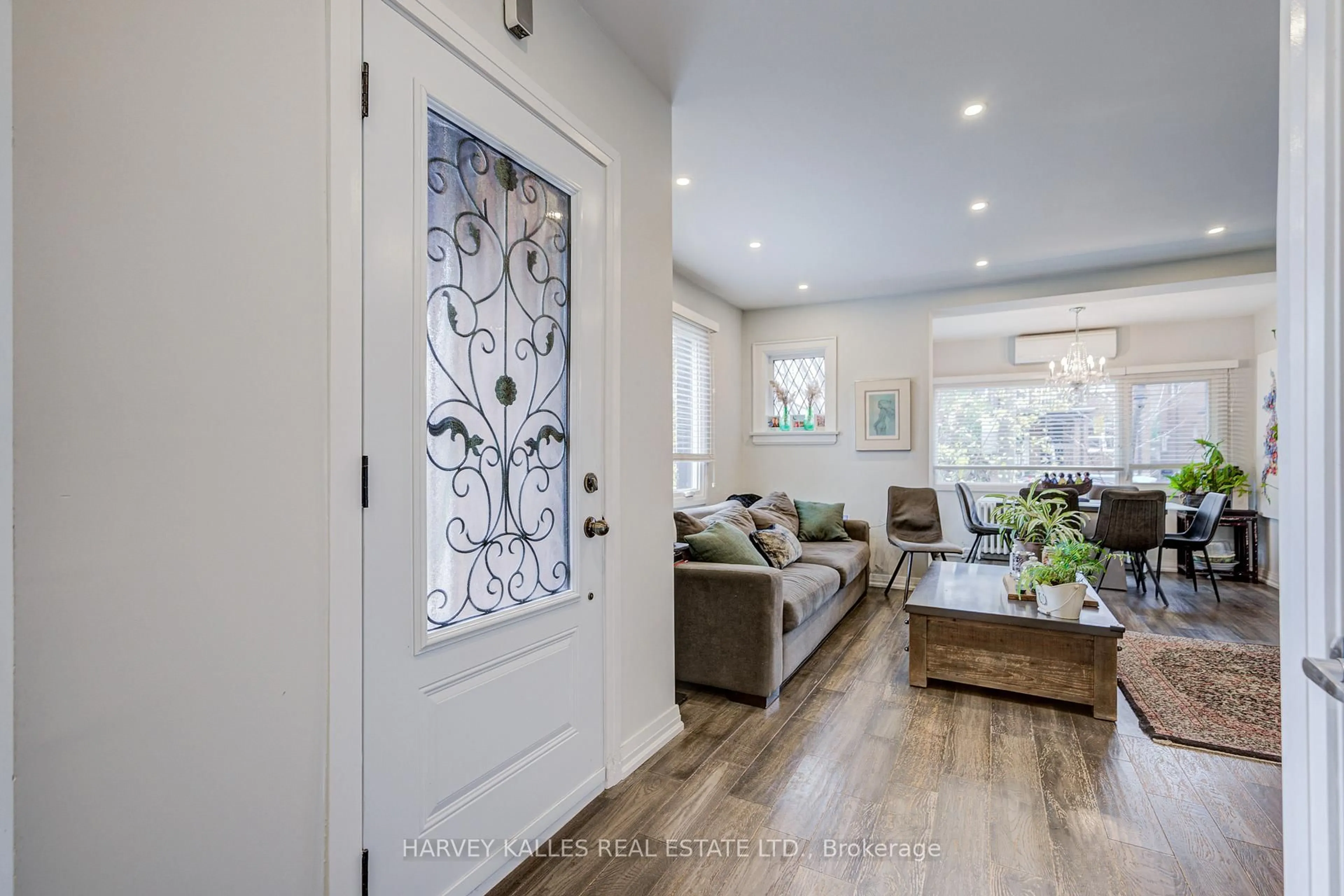 Indoor entryway for 1 Belle Ayre Blvd, Toronto Ontario M4S 2P6