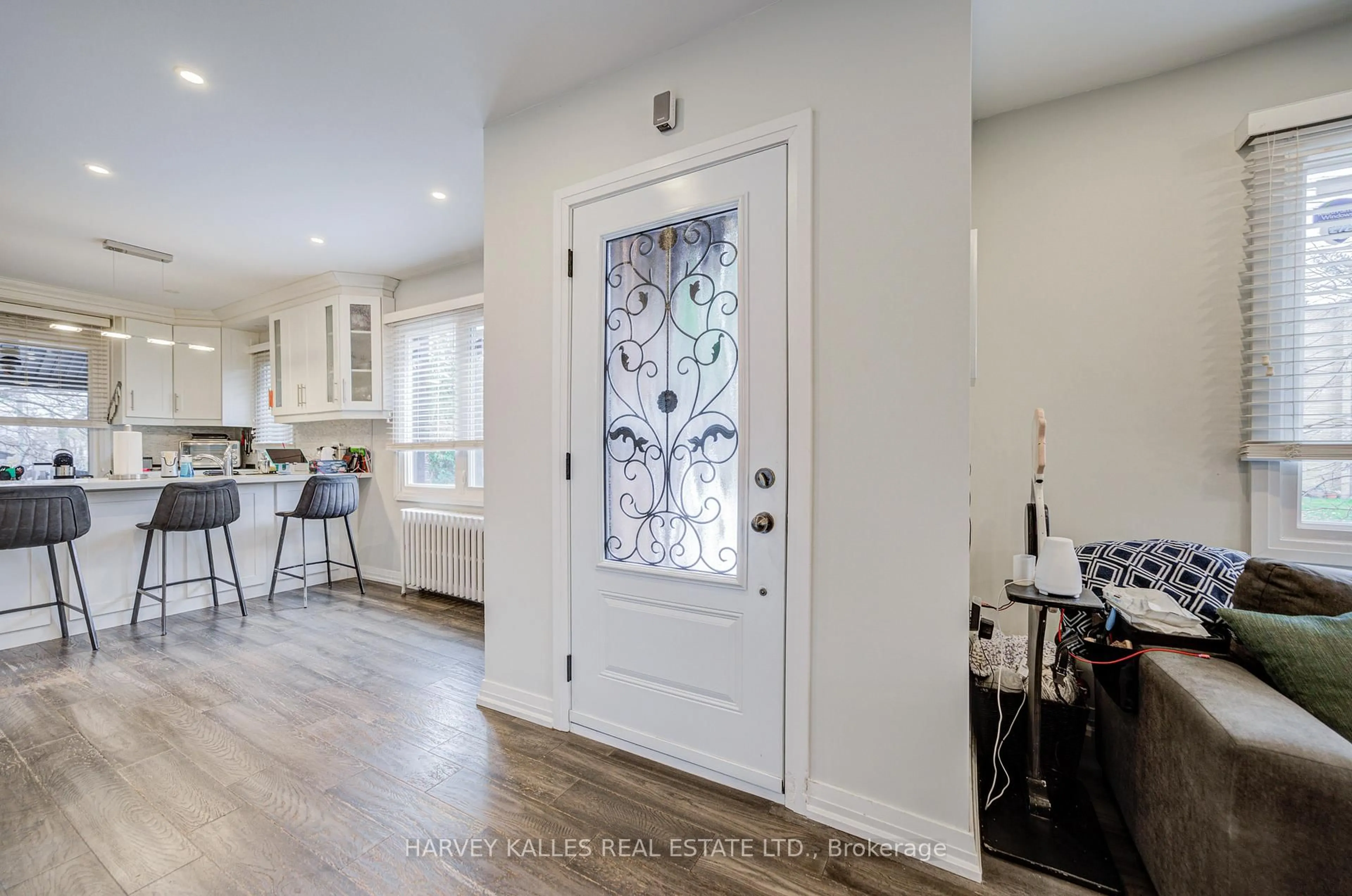 Indoor entryway for 1 Belle Ayre Blvd, Toronto Ontario M4S 2P6