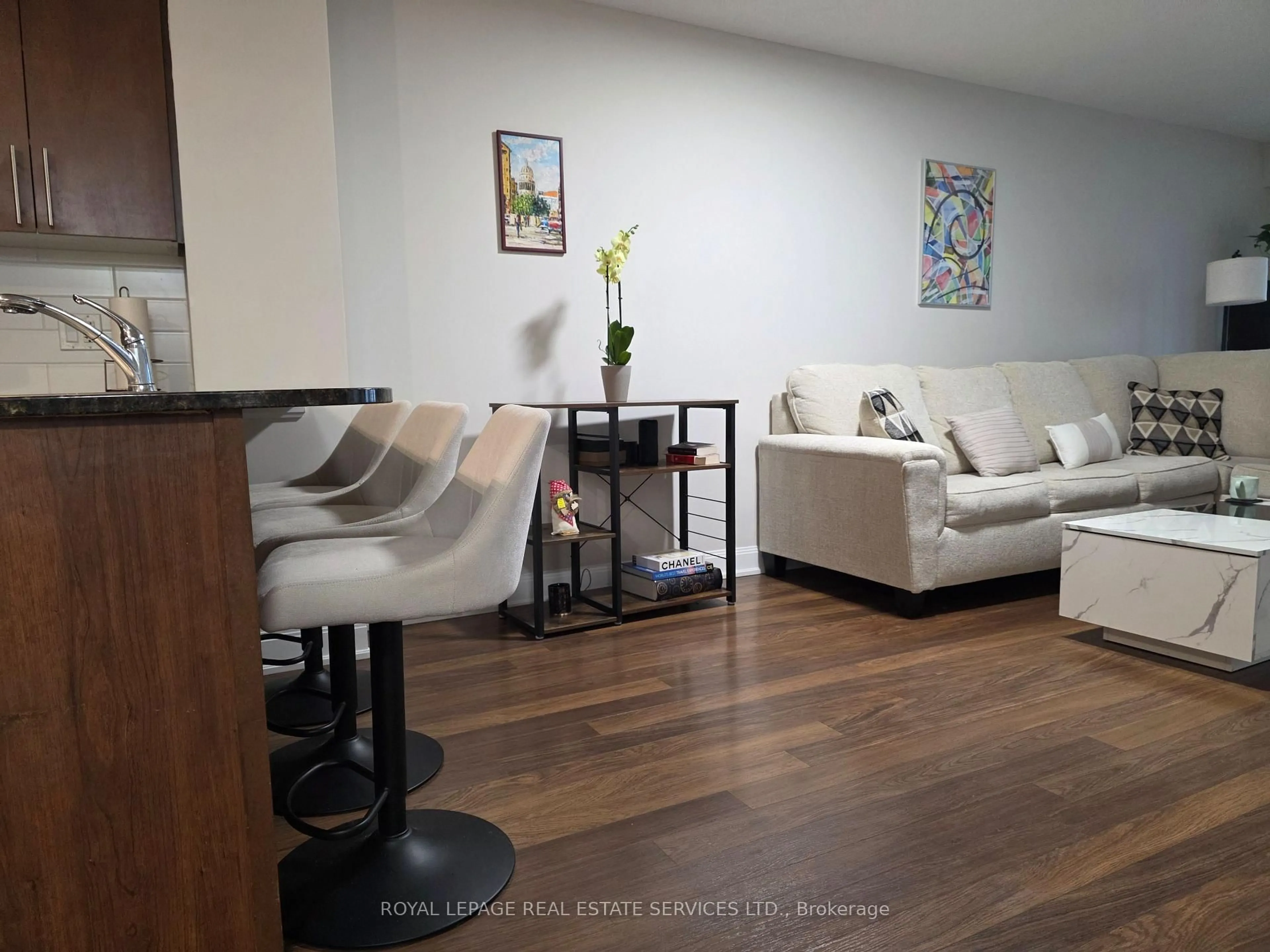 Living room with furniture, wood/laminate floor for 2191 Yonge St #1804, Toronto Ontario M4S 3H8