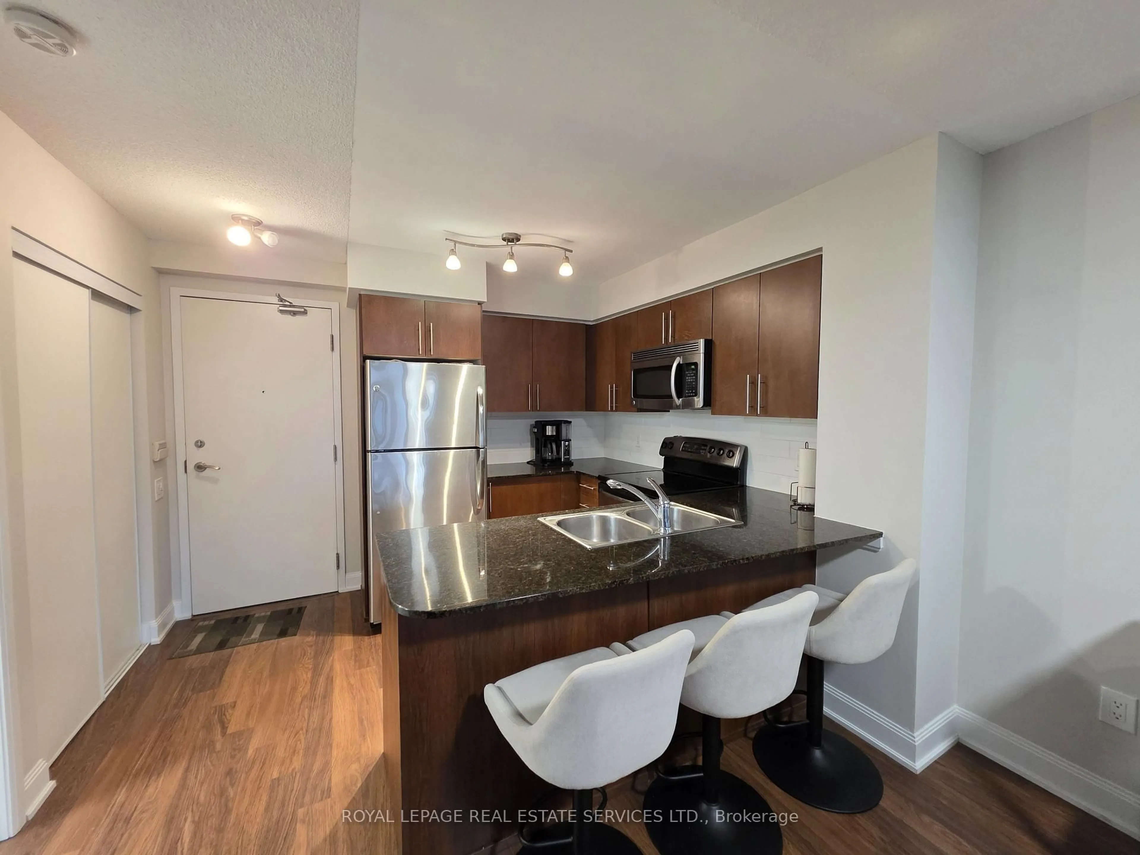 Standard kitchen, wood/laminate floor for 2191 Yonge St #1804, Toronto Ontario M4S 3H8
