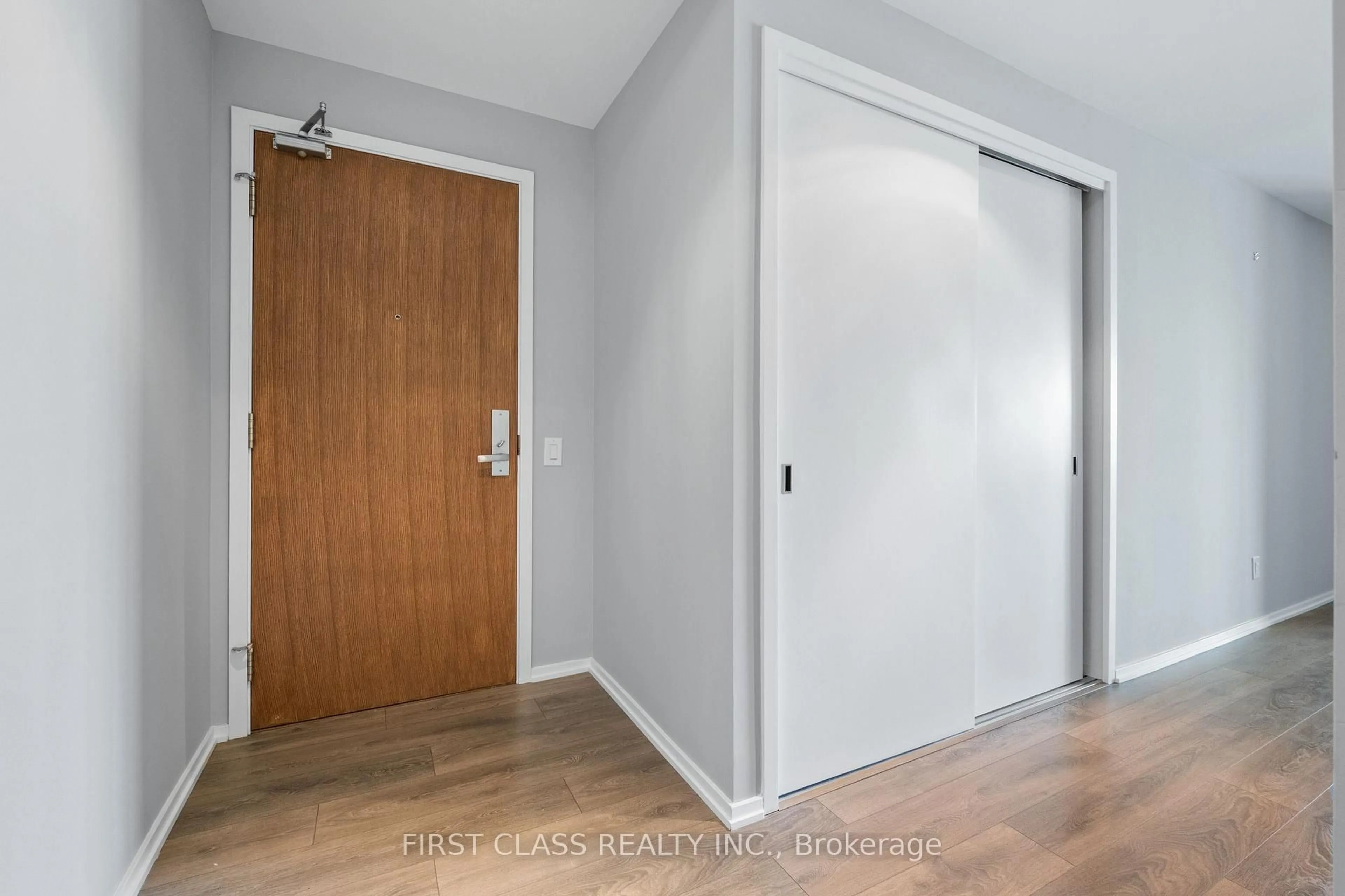 Indoor entryway for 783 Bathurst St #413, Toronto Ontario M5S 0A8
