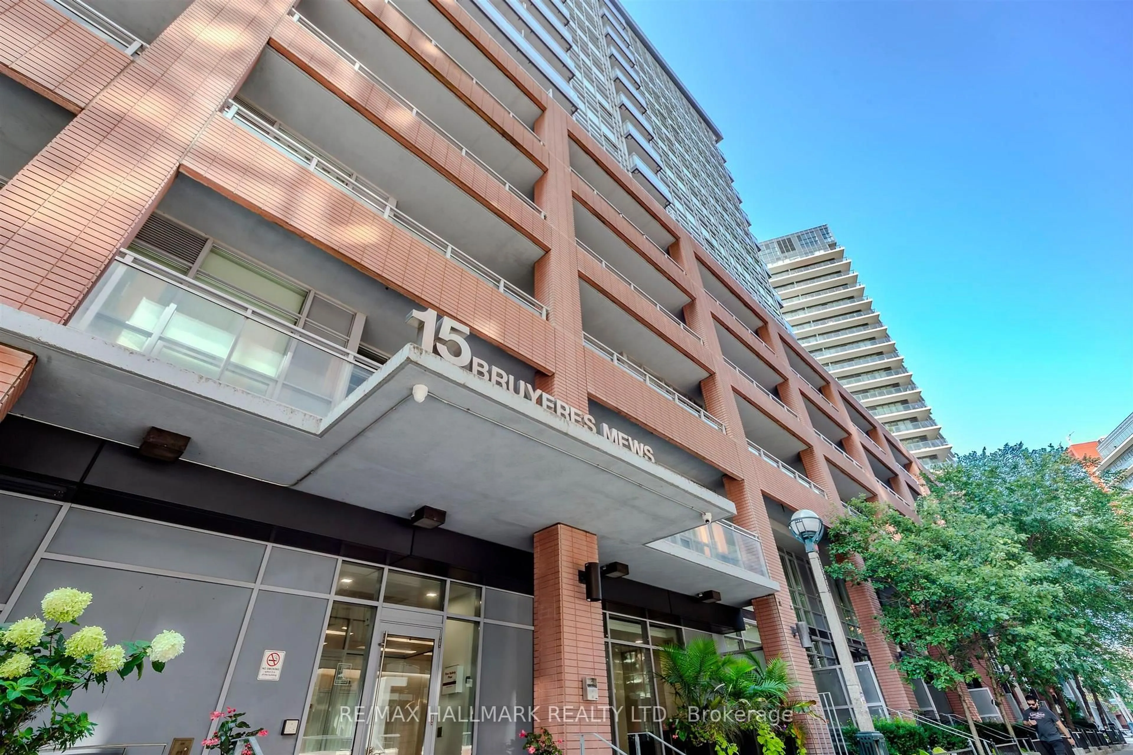 Indoor foyer for 15 Bruyeres Mews #1001, Toronto Ontario M5V 0A7