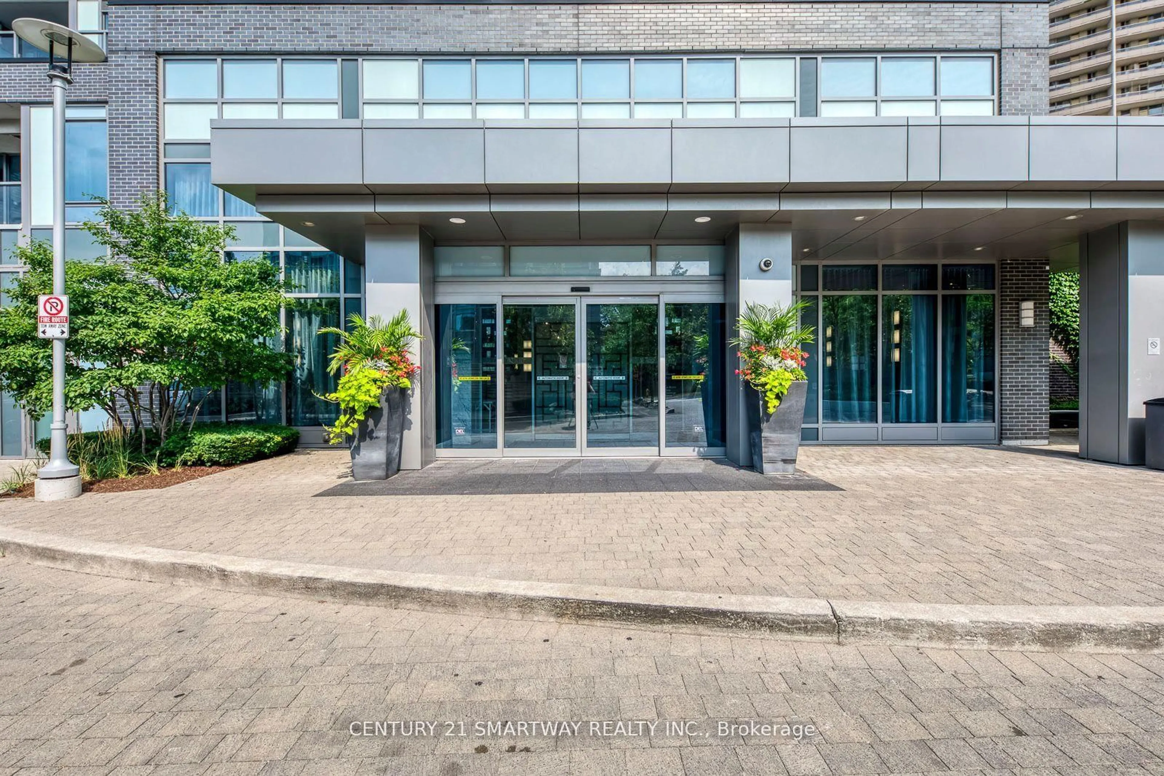 Indoor foyer for 18 Graydon Hall Dr #905, Toronto Ontario M3A 0A4