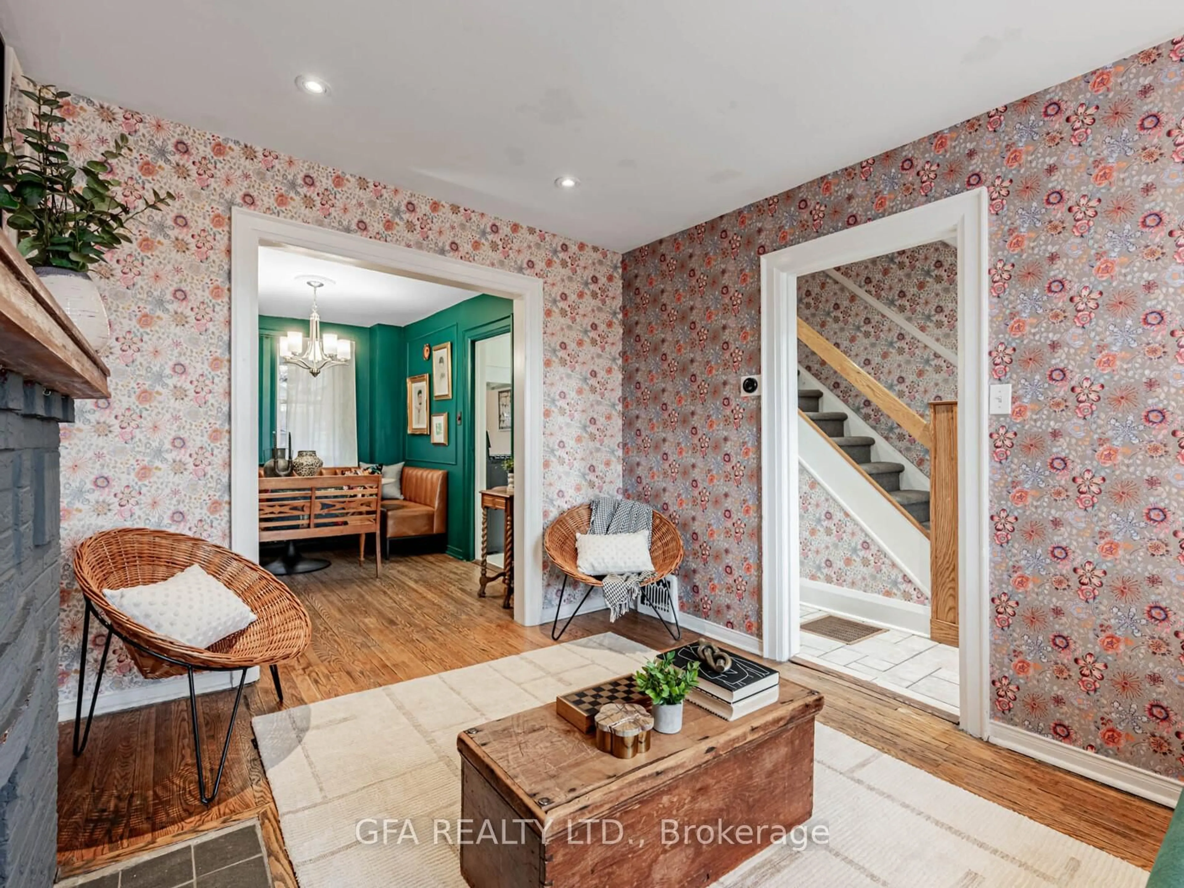 Indoor entryway for 880 Davenport Rd, Toronto Ontario M6G 2B6