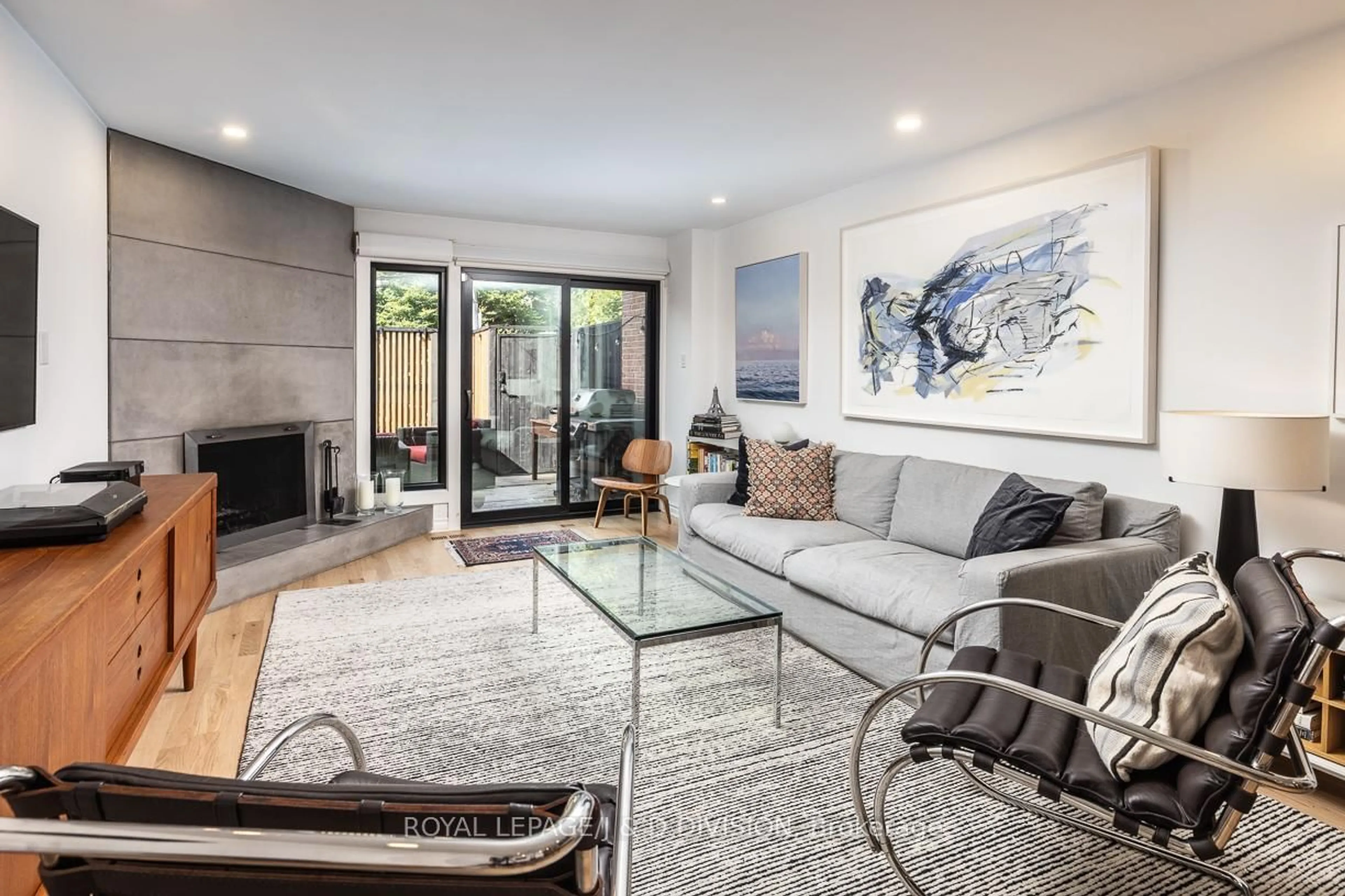 Living room with furniture, unknown for 28 Alcorn Ave, Toronto Ontario M4V 1E4