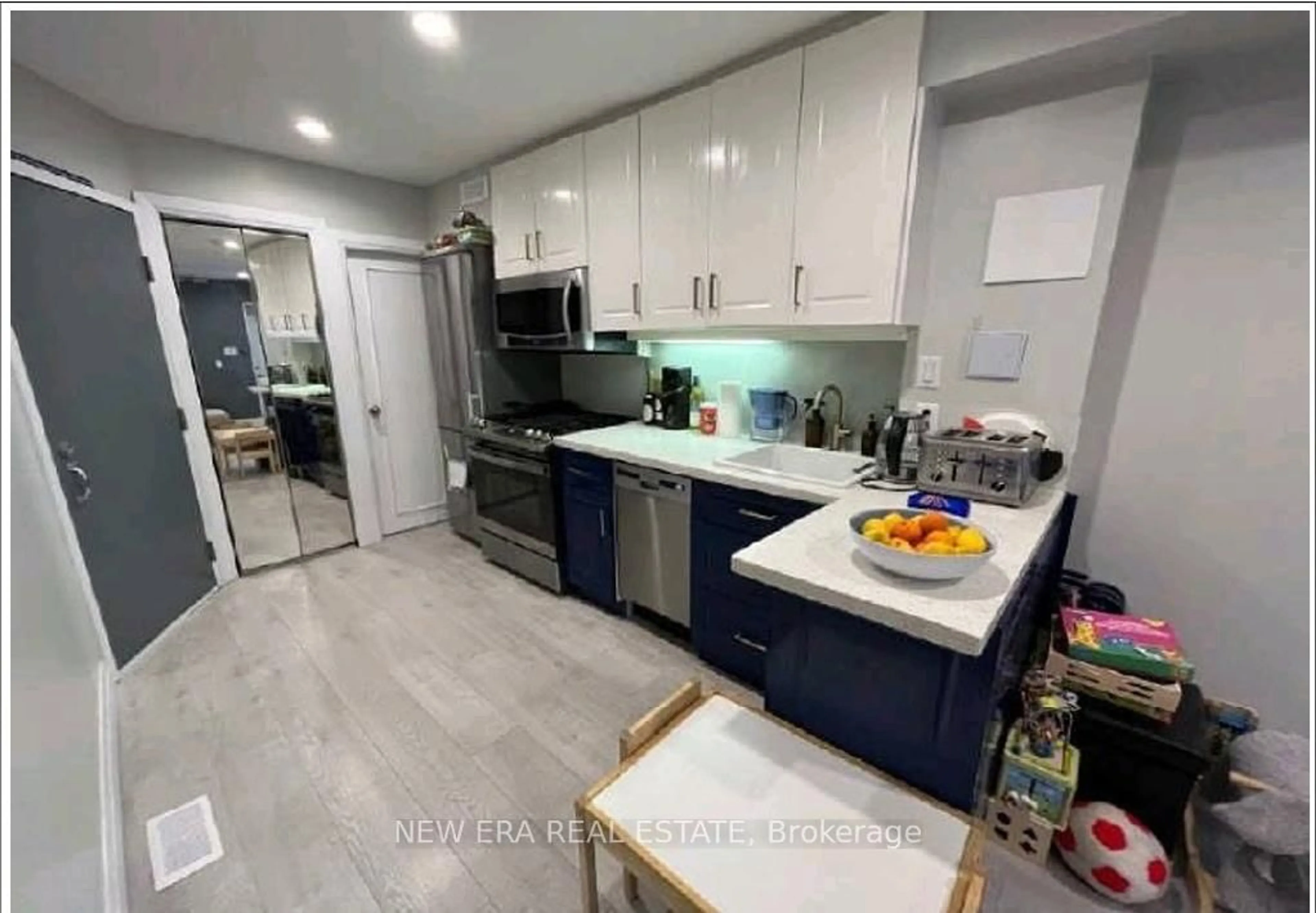 Open concept kitchen, ceramic/tile floor for 48 Carr St, Toronto Ontario M5T 1B7