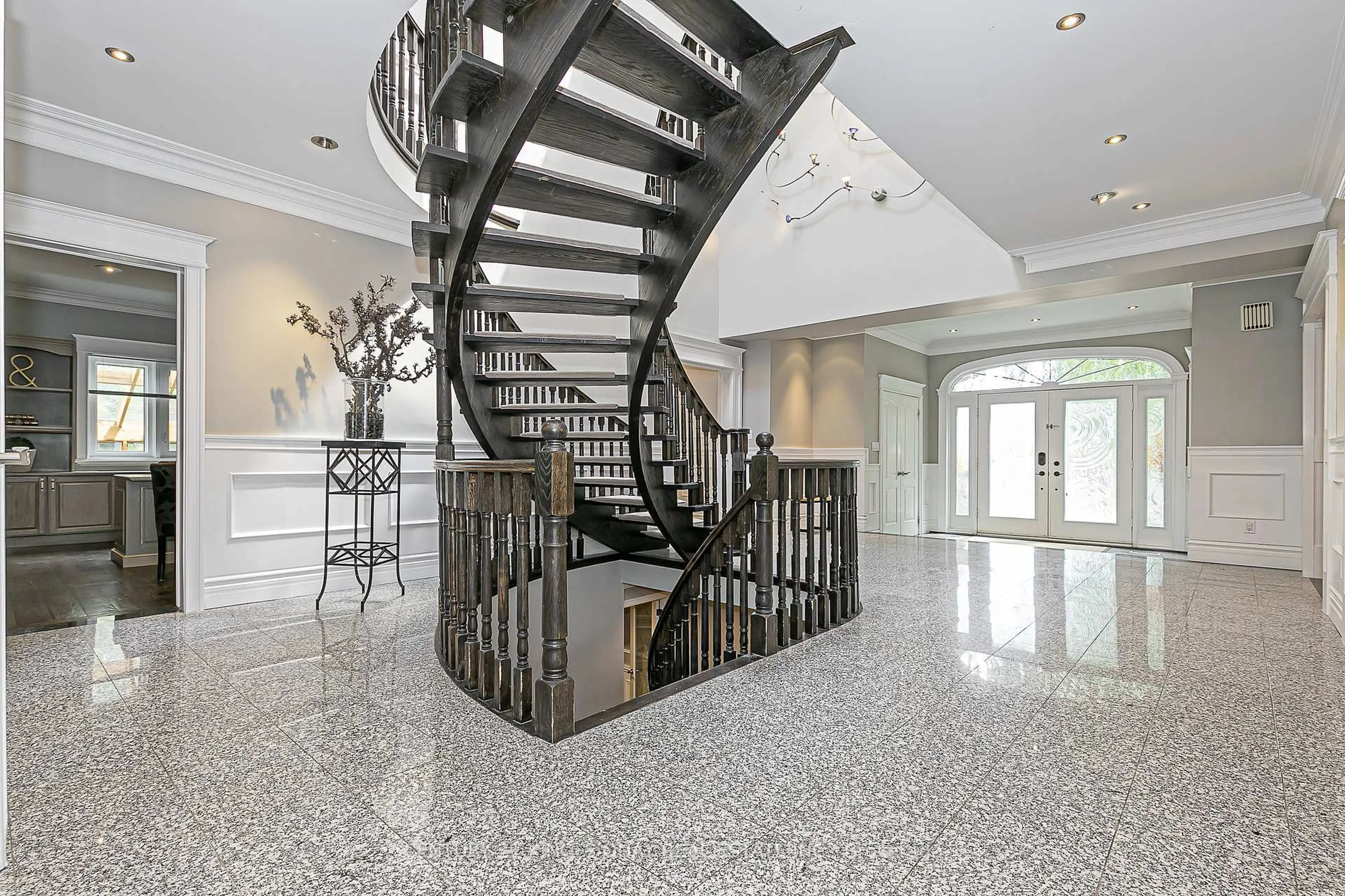 Indoor foyer for 338 Mckee Ave, Toronto Ontario M2N 4E5