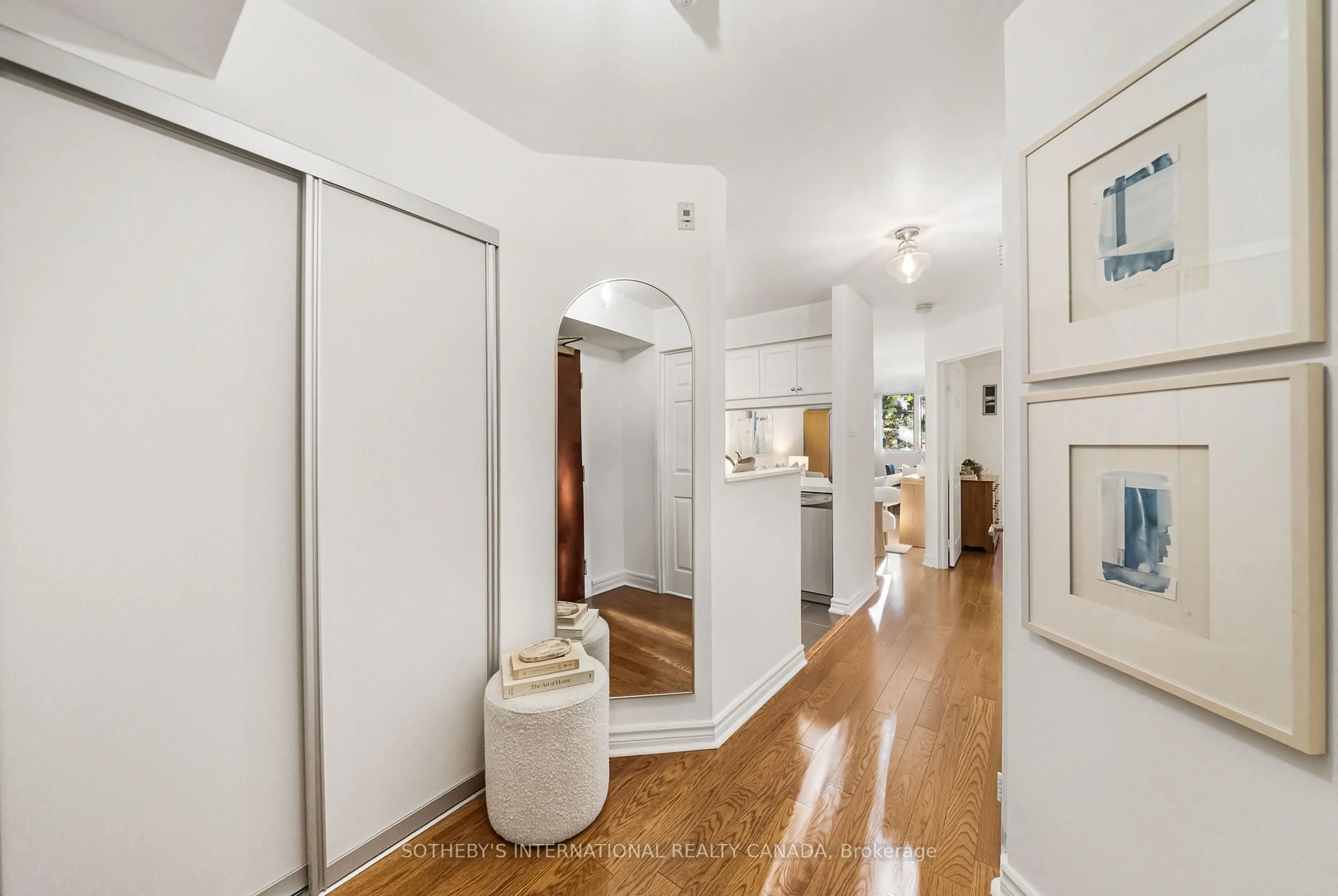 Indoor entryway for 356 Mcrae Dr #209, Toronto Ontario M4G 4G4