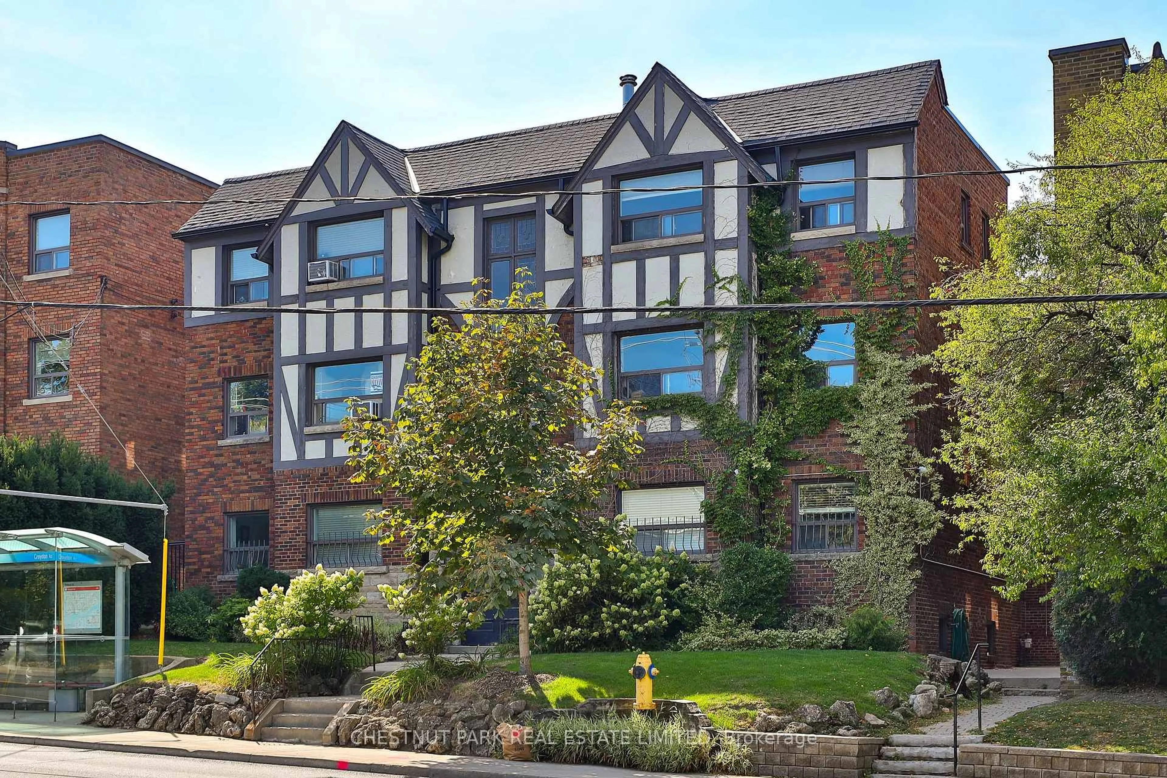 Home with brick exterior material, building for 1648 Bathurst St #5, Toronto Ontario M5P 3J7