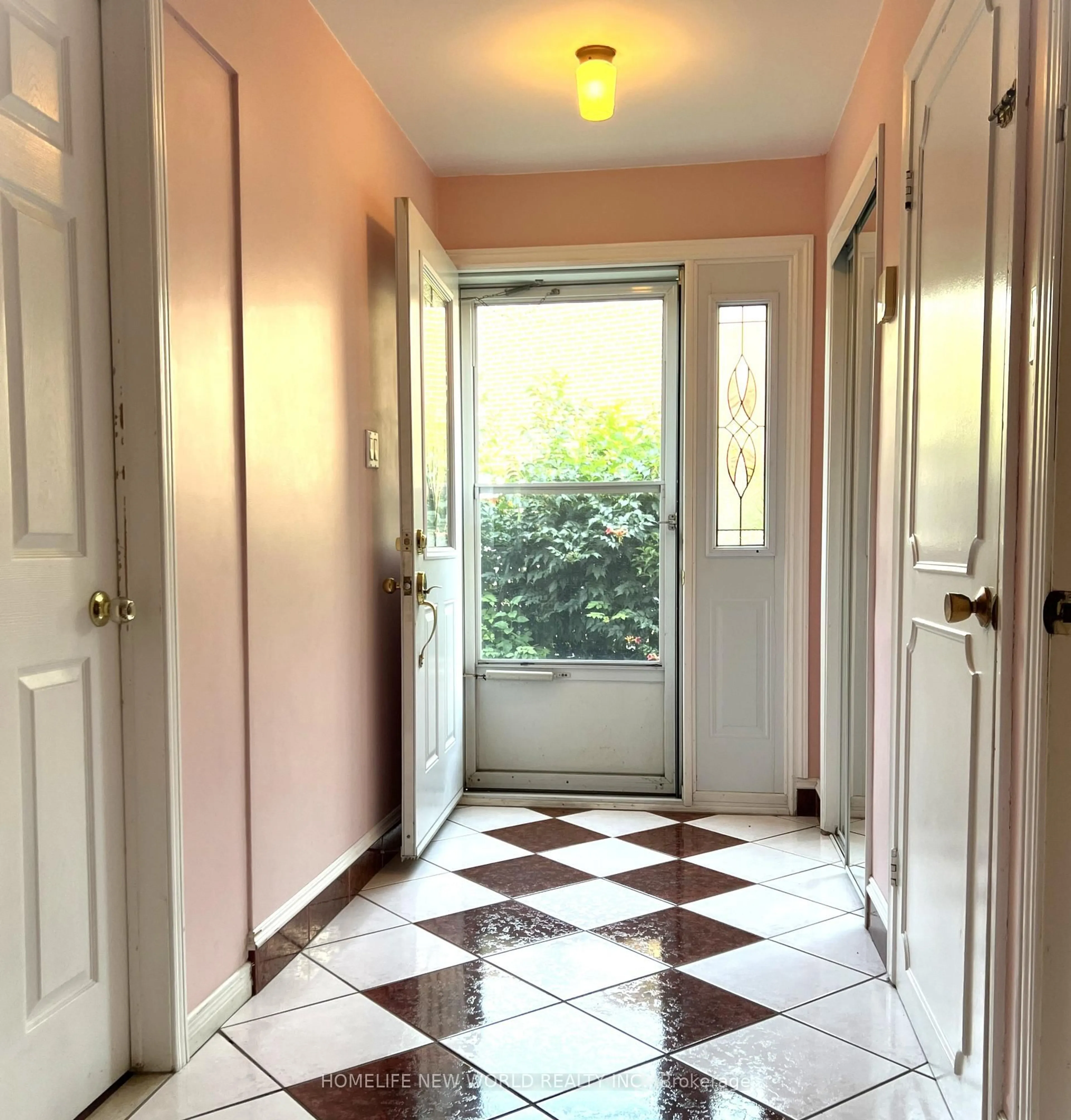 Indoor entryway for 28 Greyhound Dr, Toronto Ontario M2H 1K3