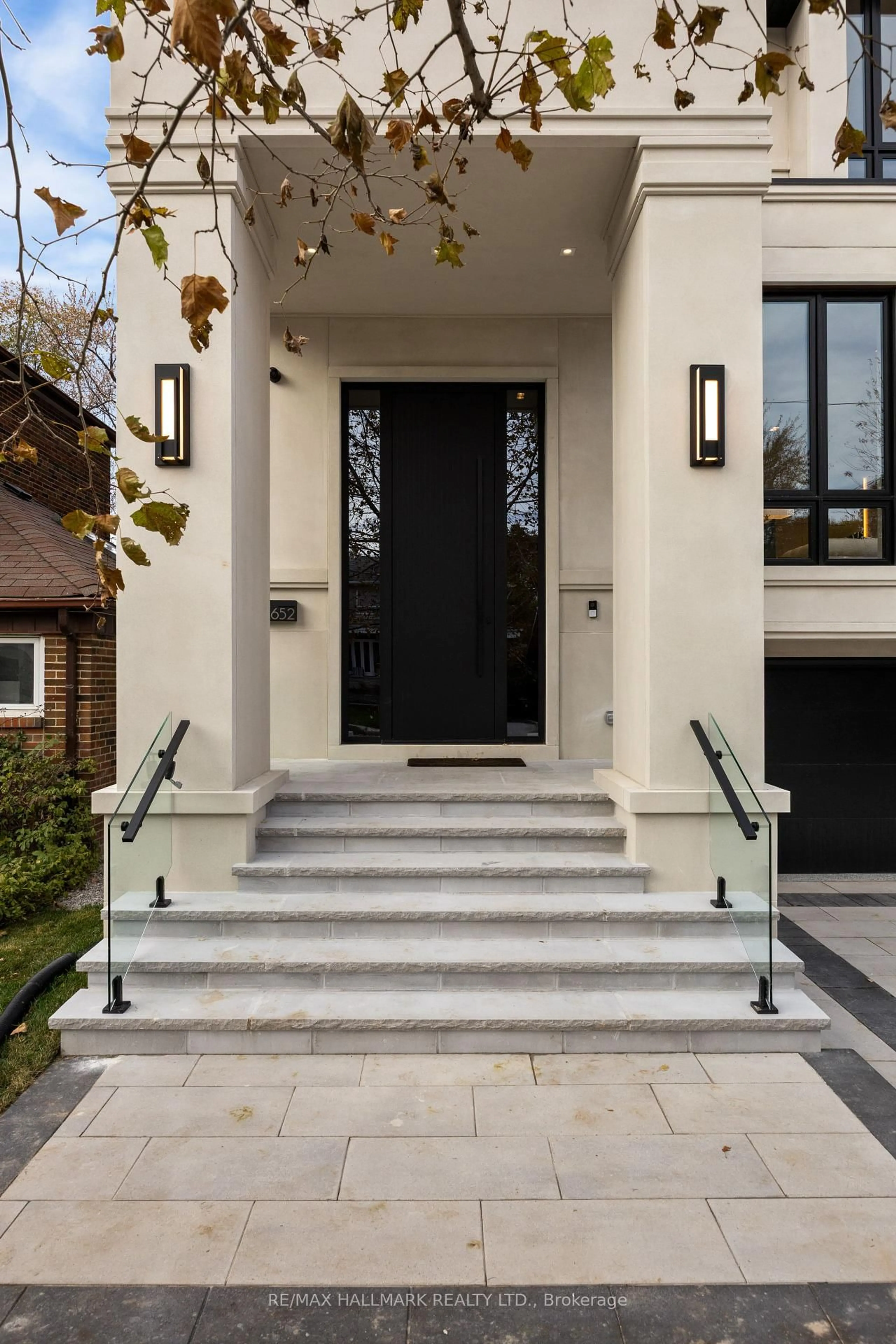 Indoor entryway for 652 Bedford Park Ave, Toronto Ontario M5M 1K4
