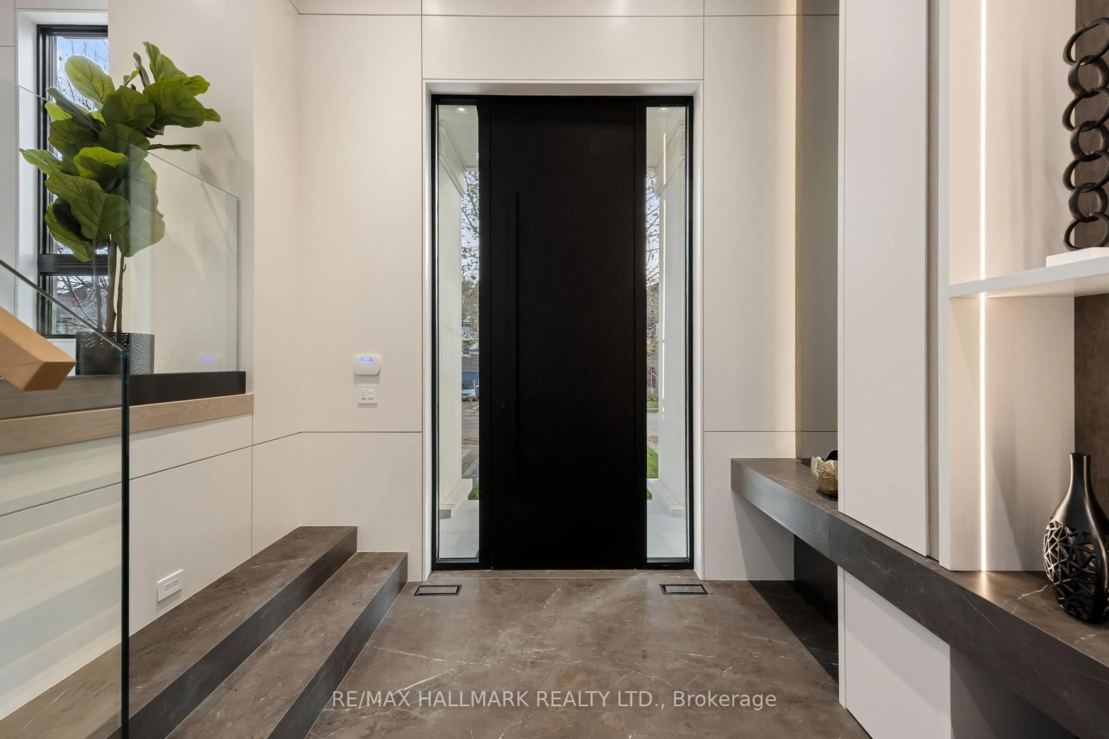 Indoor entryway for 652 Bedford Park Ave, Toronto Ontario M5M 1K4