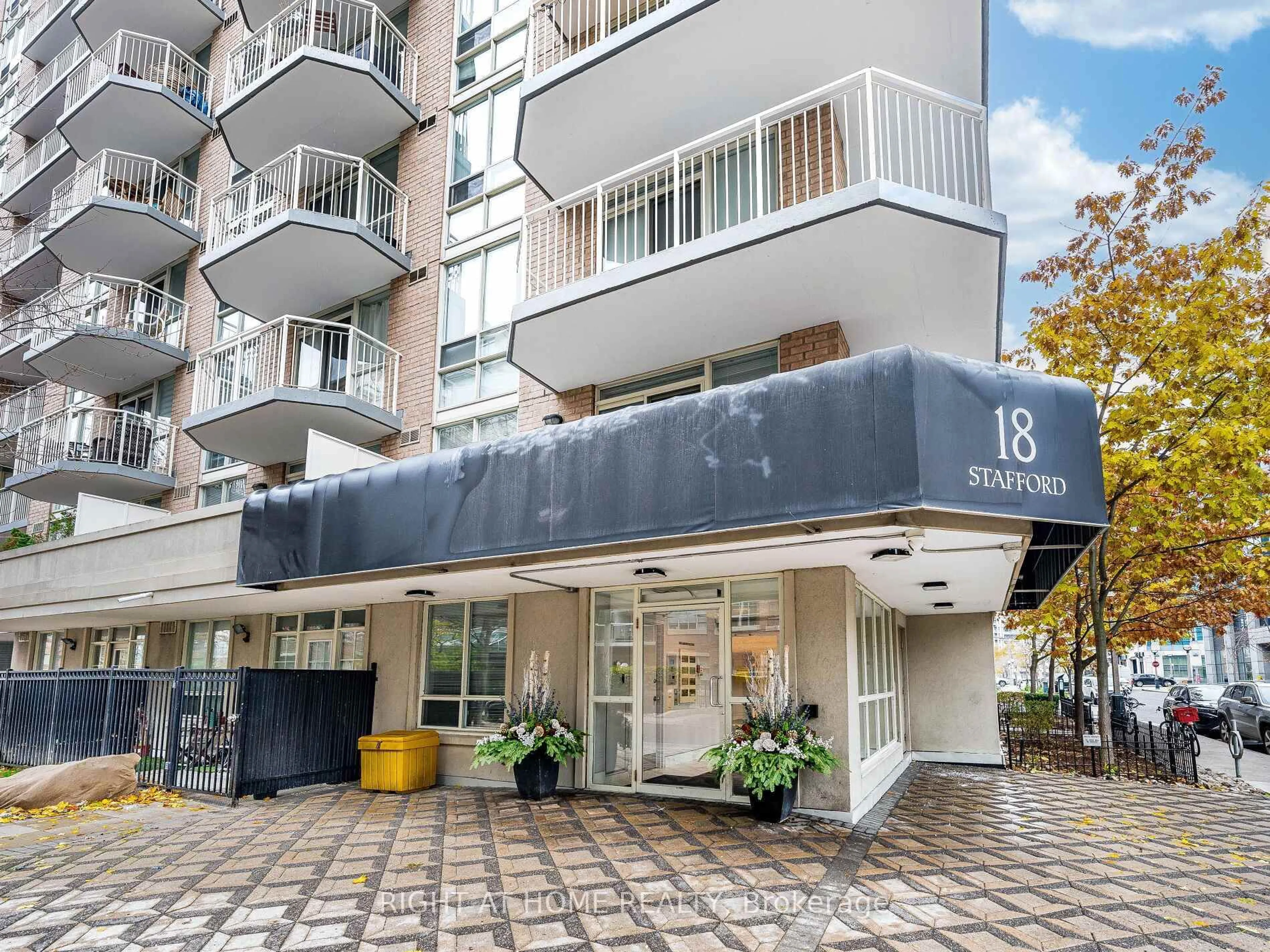 Indoor foyer for 18 Stafford St #602, Toronto Ontario M5V 3W4