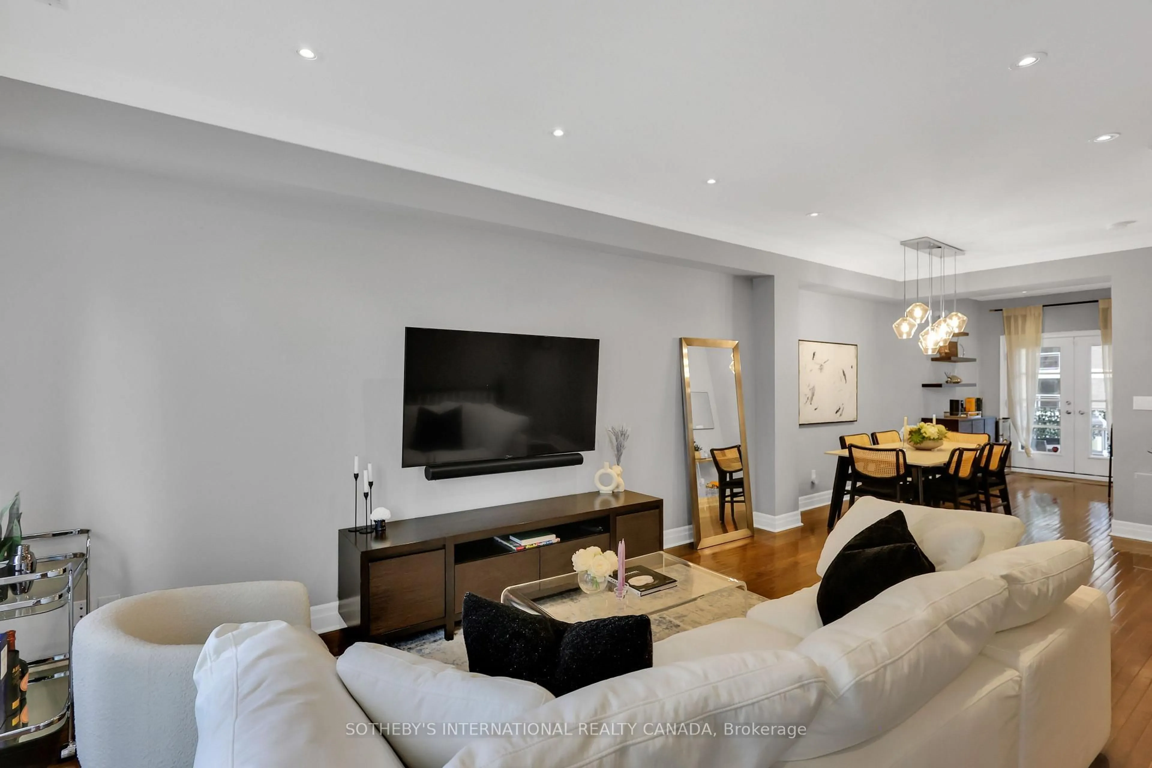 Living room with furniture, unknown for 45 Pleasant Blvd, Toronto Ontario M4T 1K2