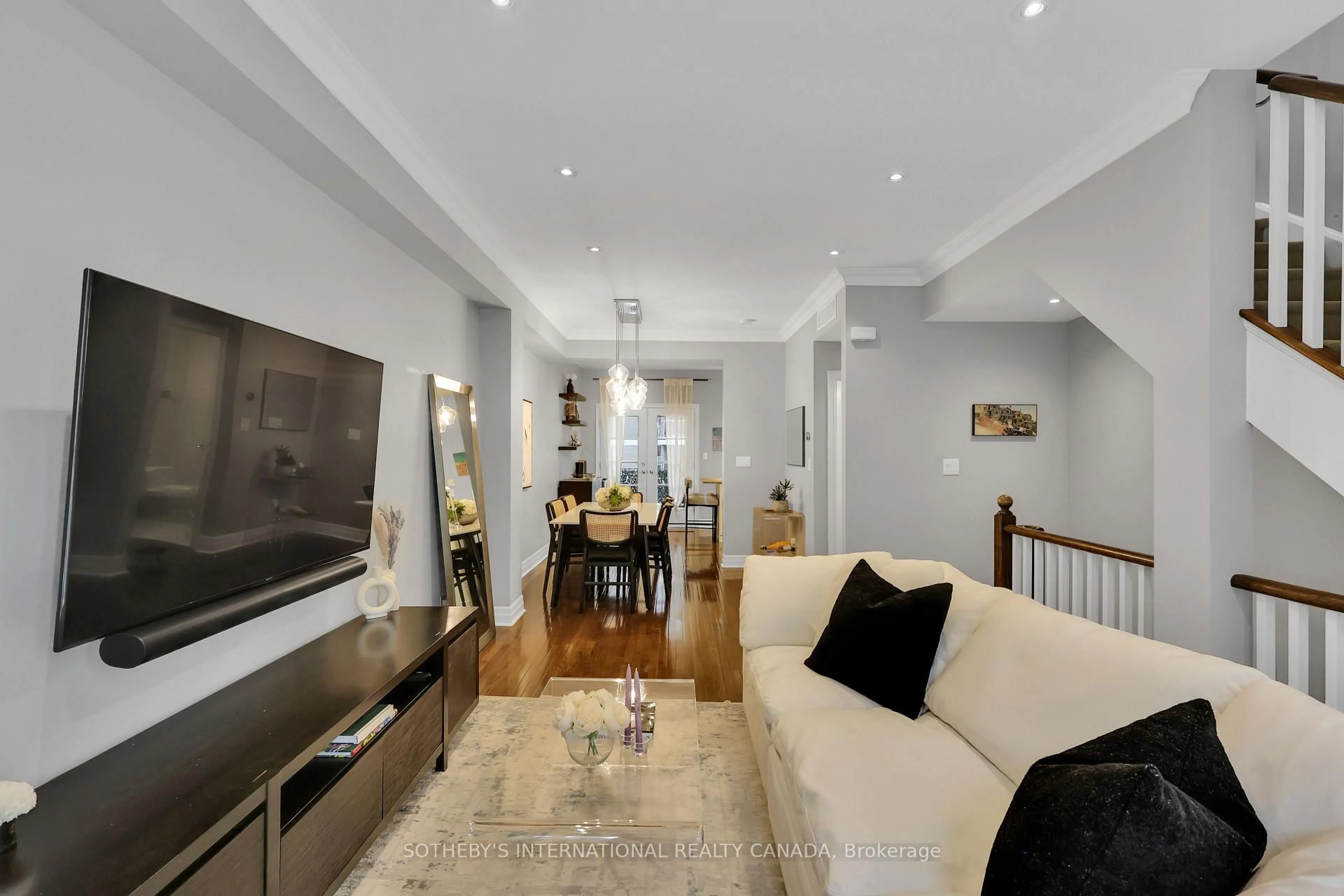 Living room with furniture, unknown for 45 Pleasant Blvd, Toronto Ontario M4T 1K2