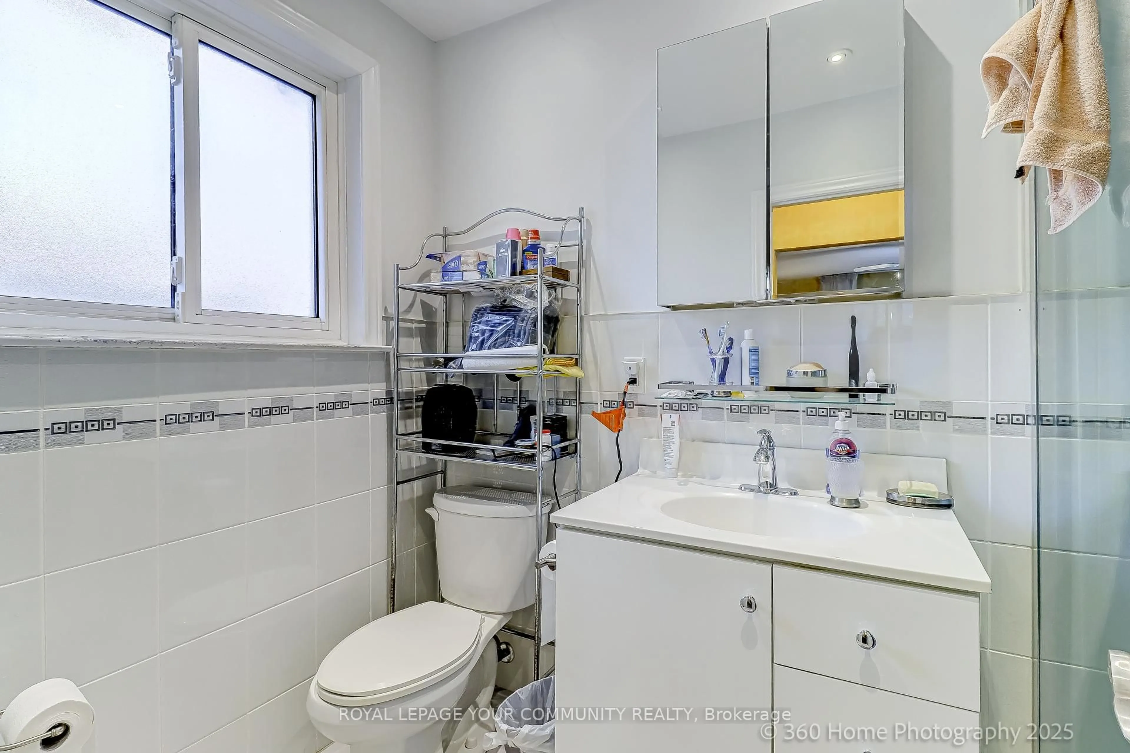 Standard bathroom, ceramic/tile floor for 10 Fontainbleau Dr, Toronto Ontario M2M 1N9