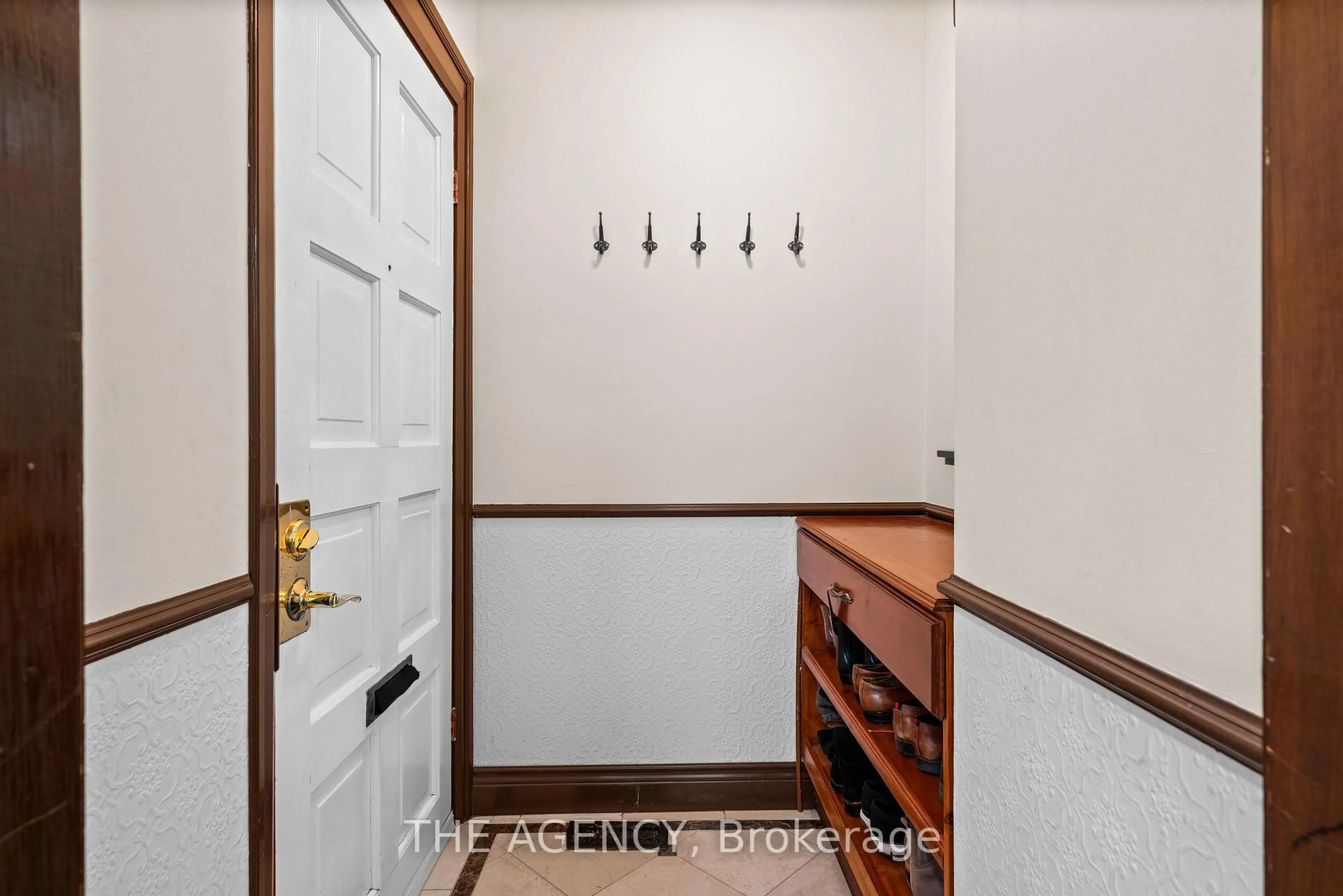 Indoor entryway for 111 Seaton St, Toronto Ontario M5A 2T2