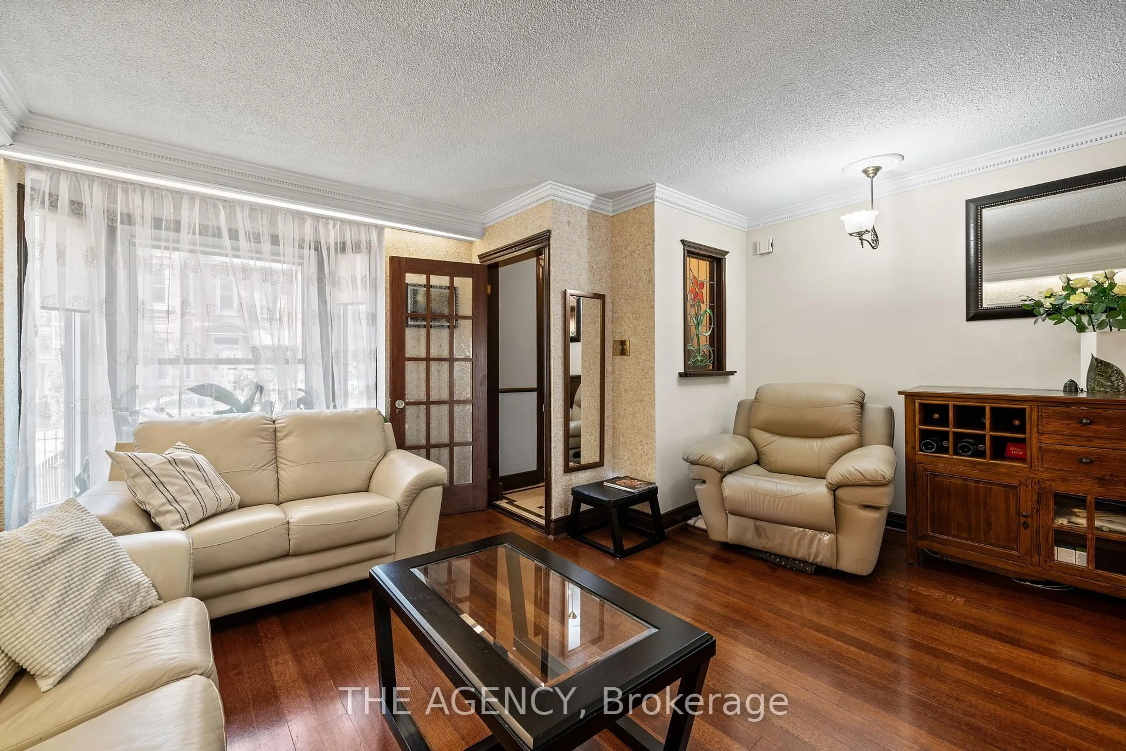 Living room with furniture, wood/laminate floor for 111 Seaton St, Toronto Ontario M5A 2T2