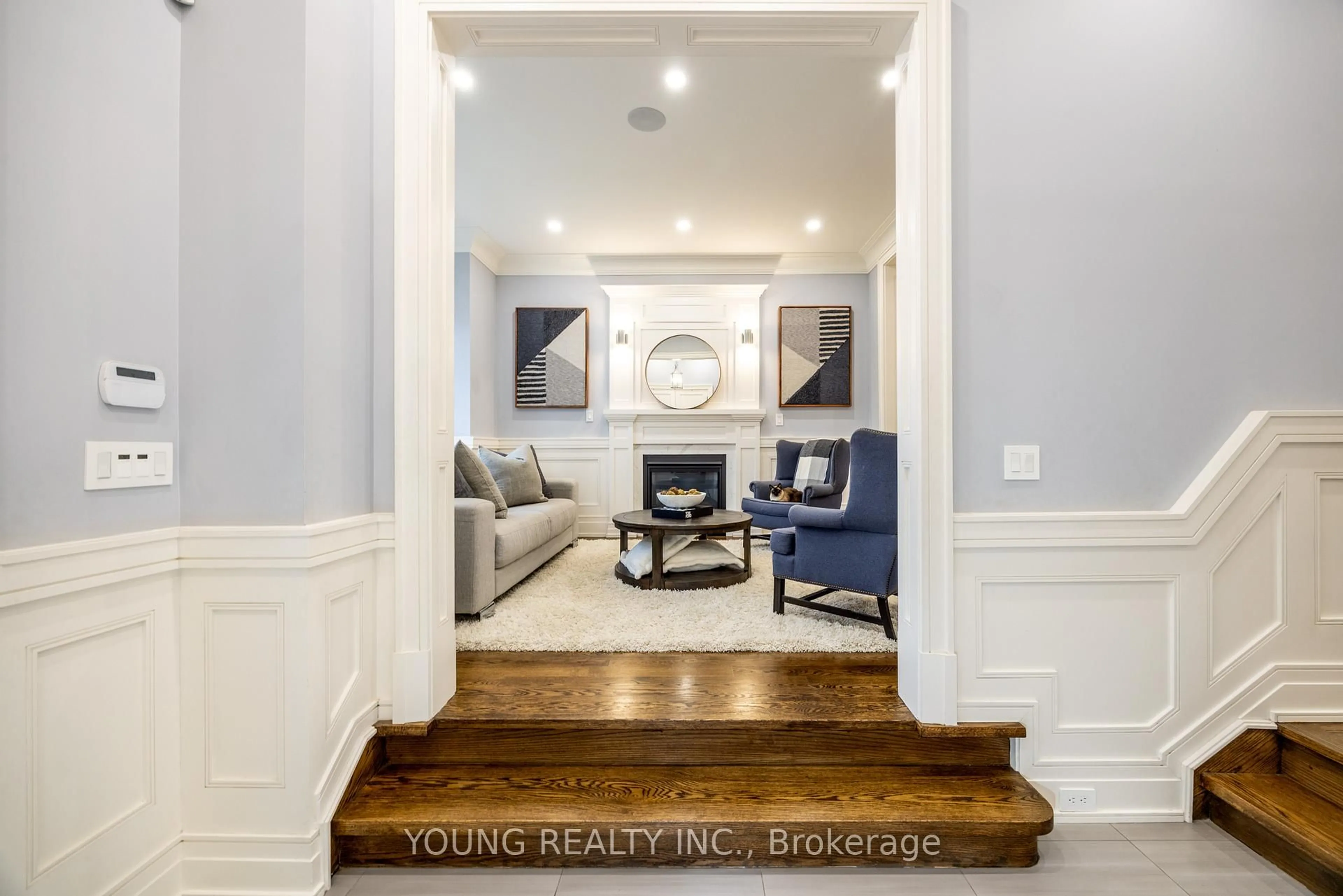 Living room with furniture, wood/laminate floor for 317 Sutherland Dr, Toronto Ontario M4G 1J6