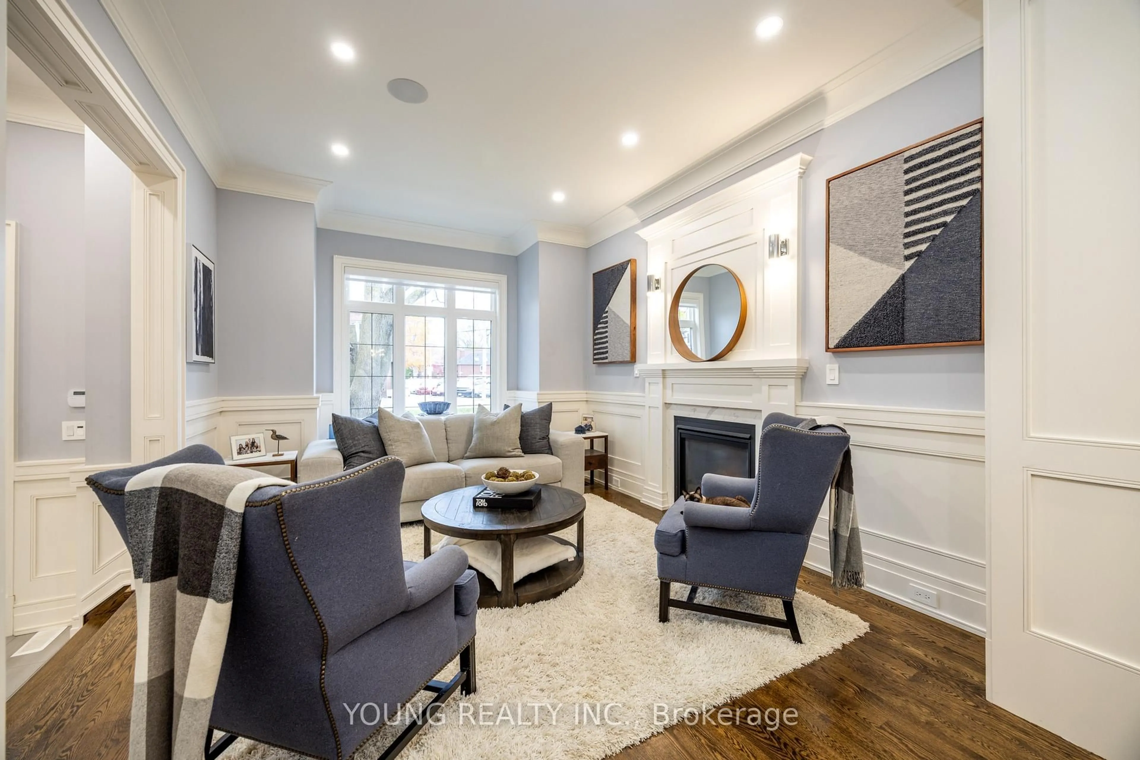 Living room with furniture, unknown for 317 Sutherland Dr, Toronto Ontario M4G 1J6