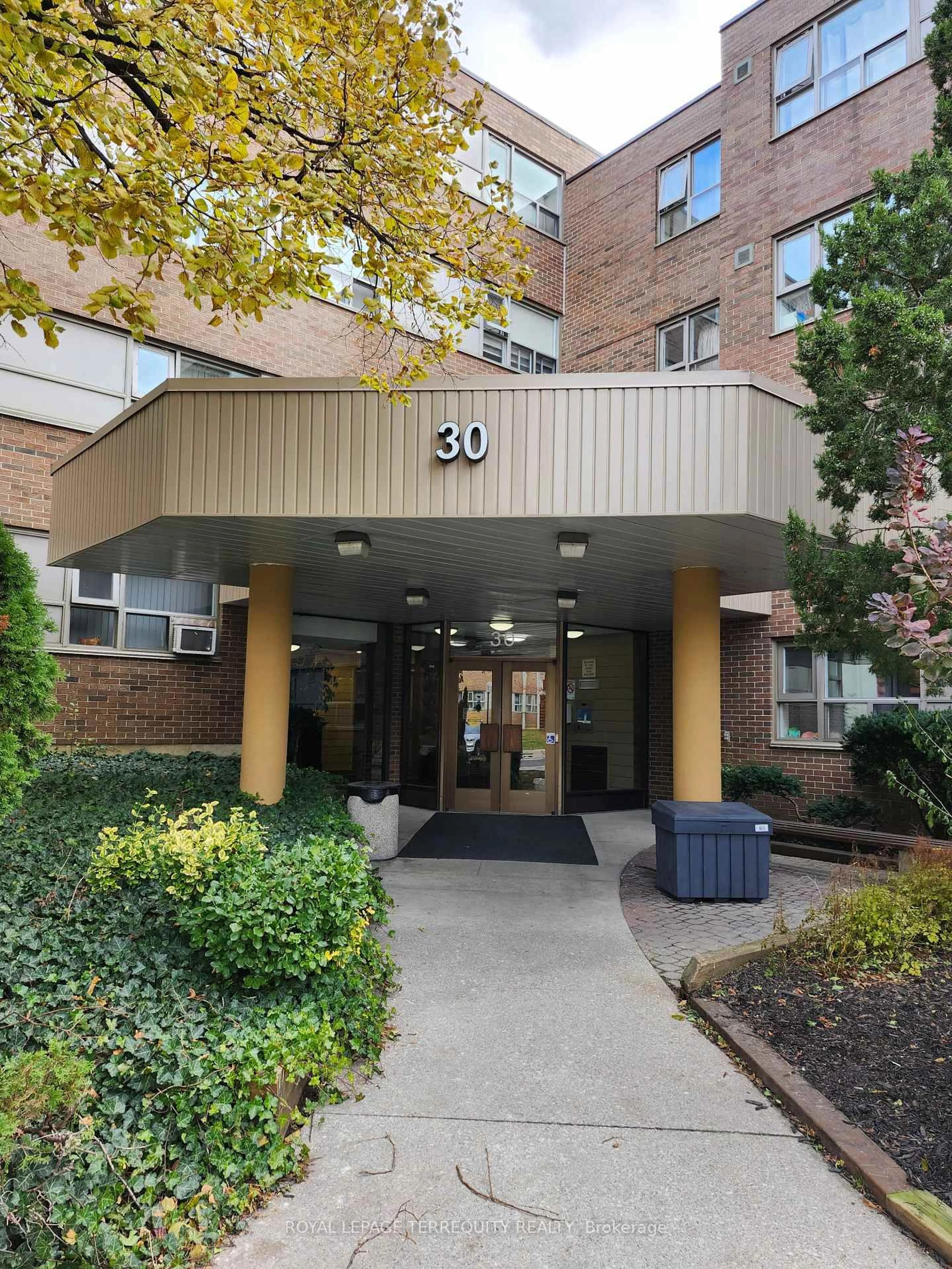 Indoor foyer for 30 Sunrise Ave #202, Toronto Ontario M4A 2R3