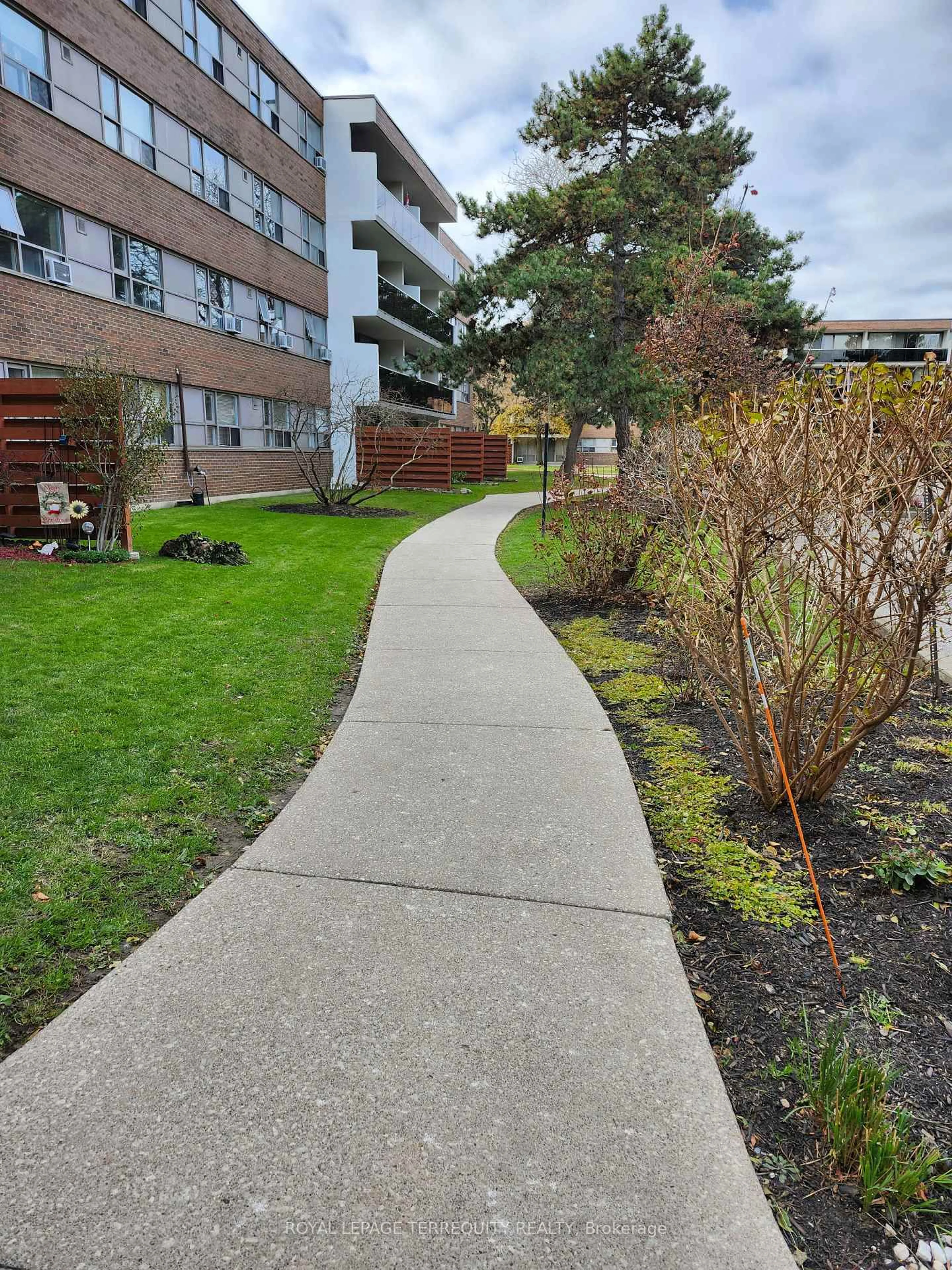 Patio, street for 30 Sunrise Ave #202, Toronto Ontario M4A 2R3